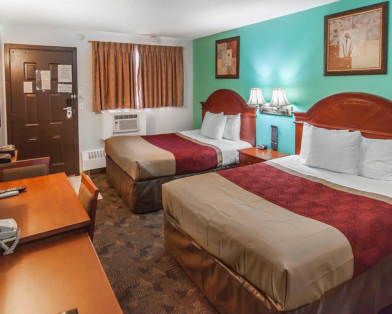 Econo Lodge Inn & Suites - Image 2