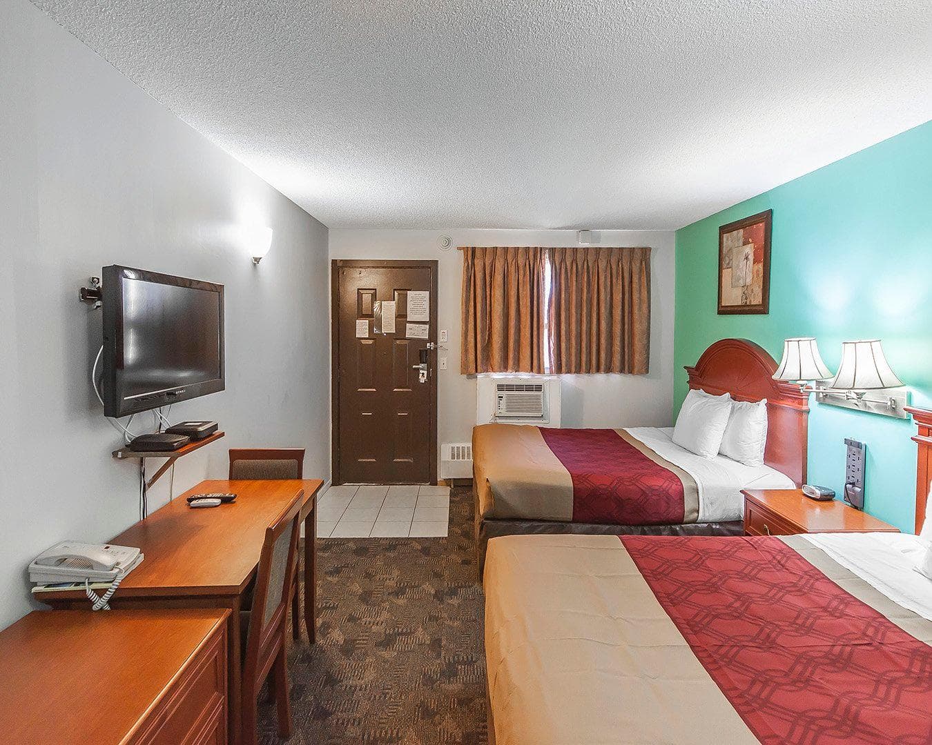 Econo Lodge Inn & Suites - Image 3