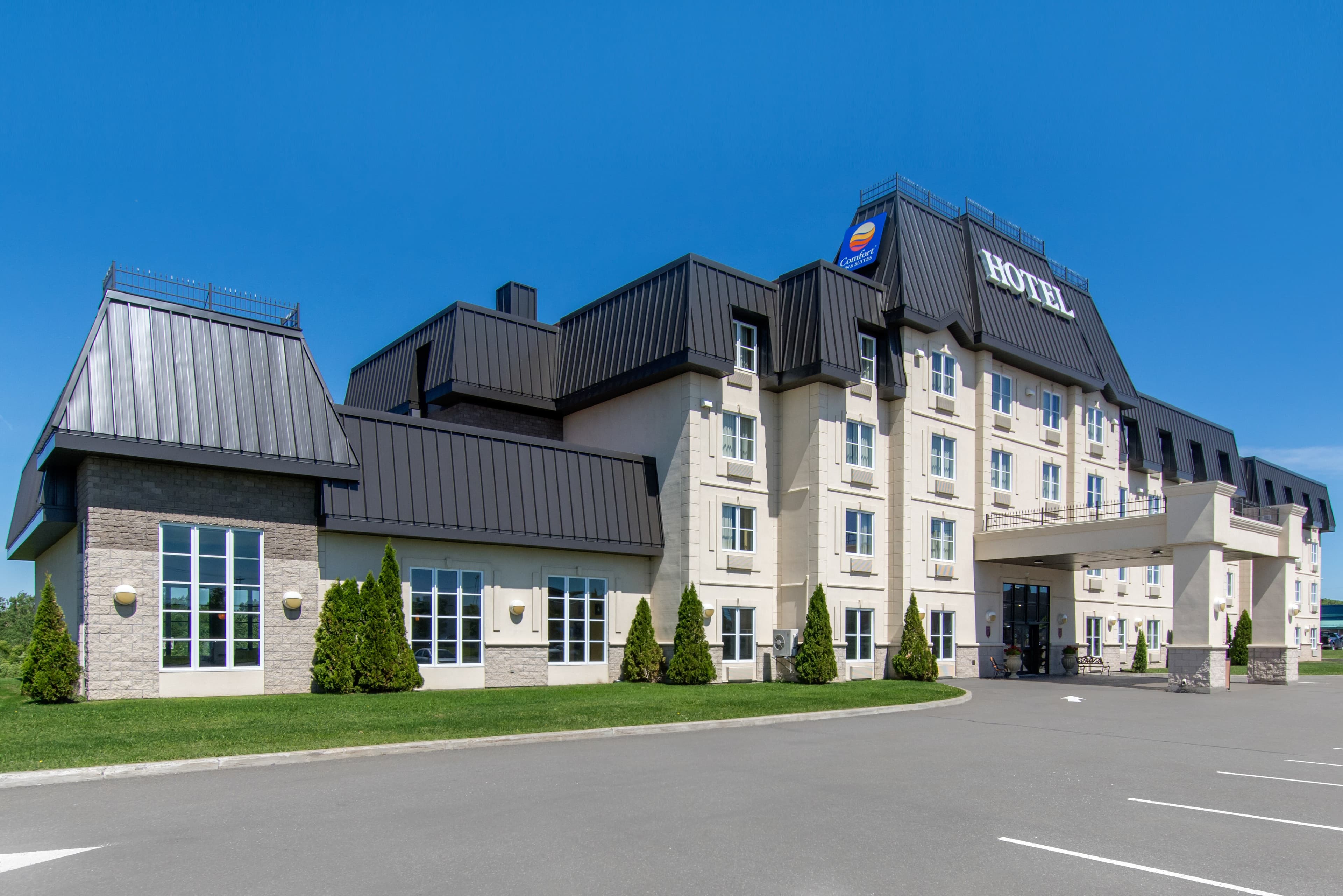 Comfort Inn & Suites - Image 1
