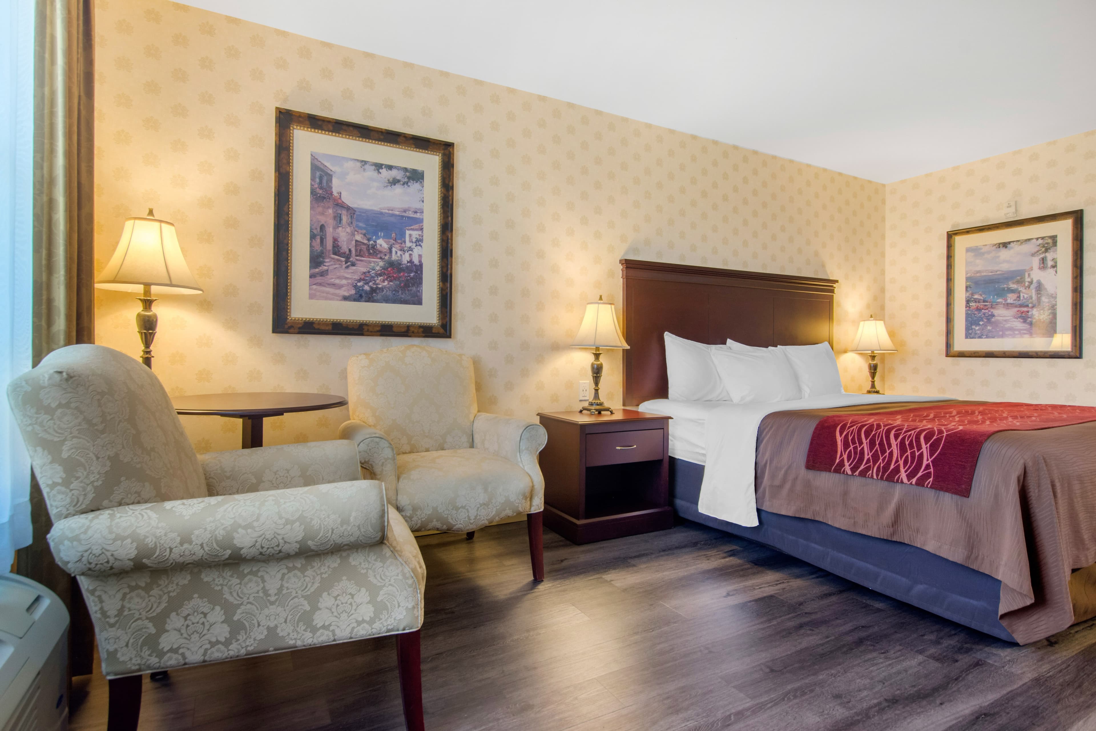 Comfort Inn & Suites - Image 4