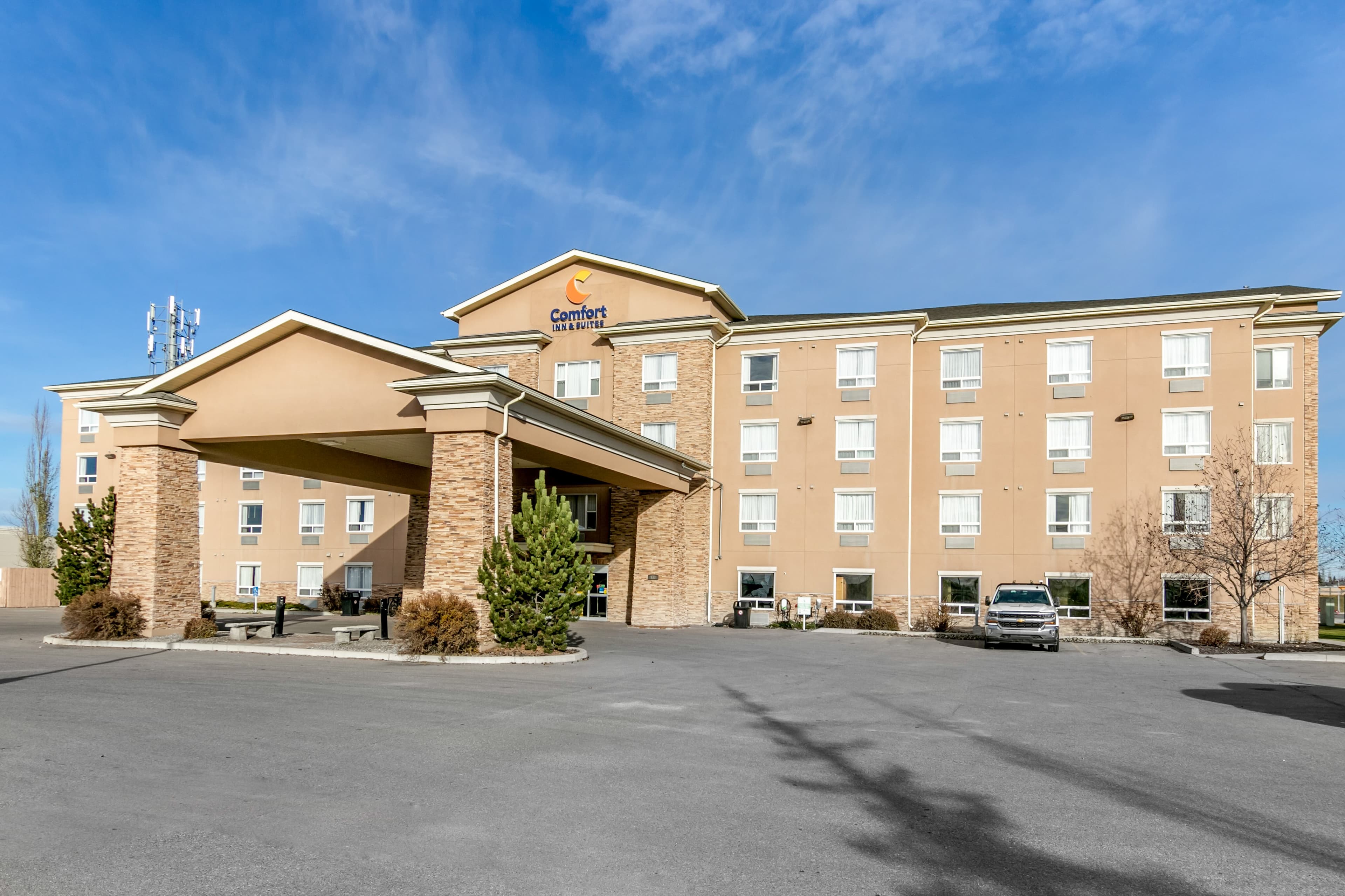 Comfort Inn & Suites - Image 1