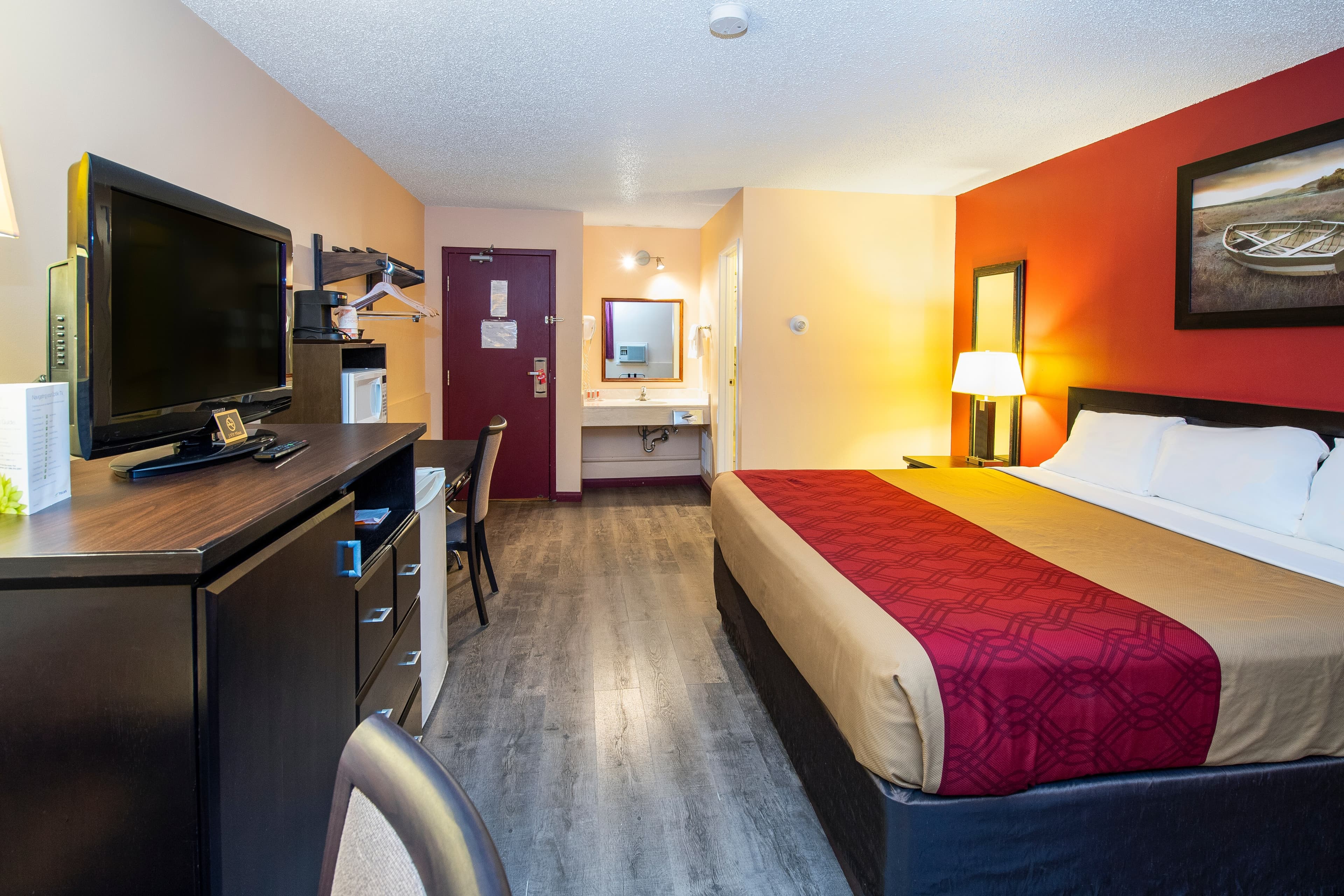 Econo Lodge - Image 2