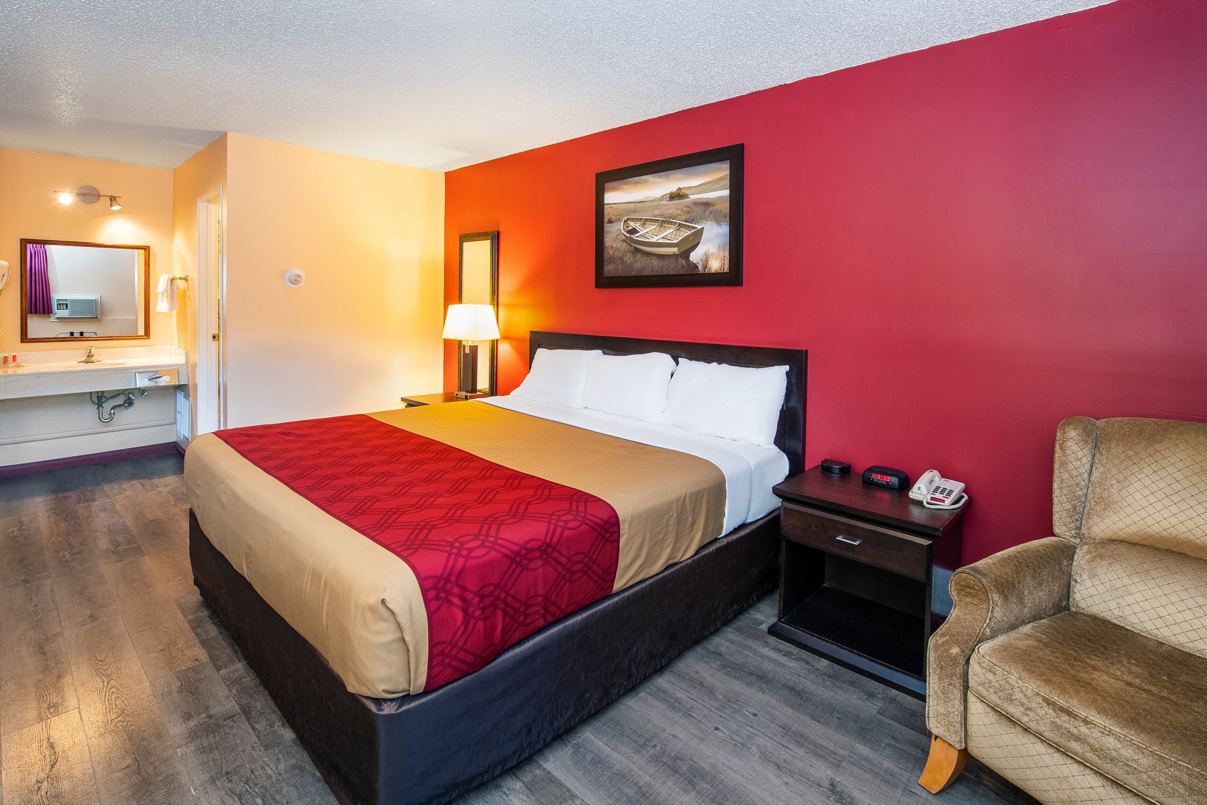 Econo Lodge - Image 3