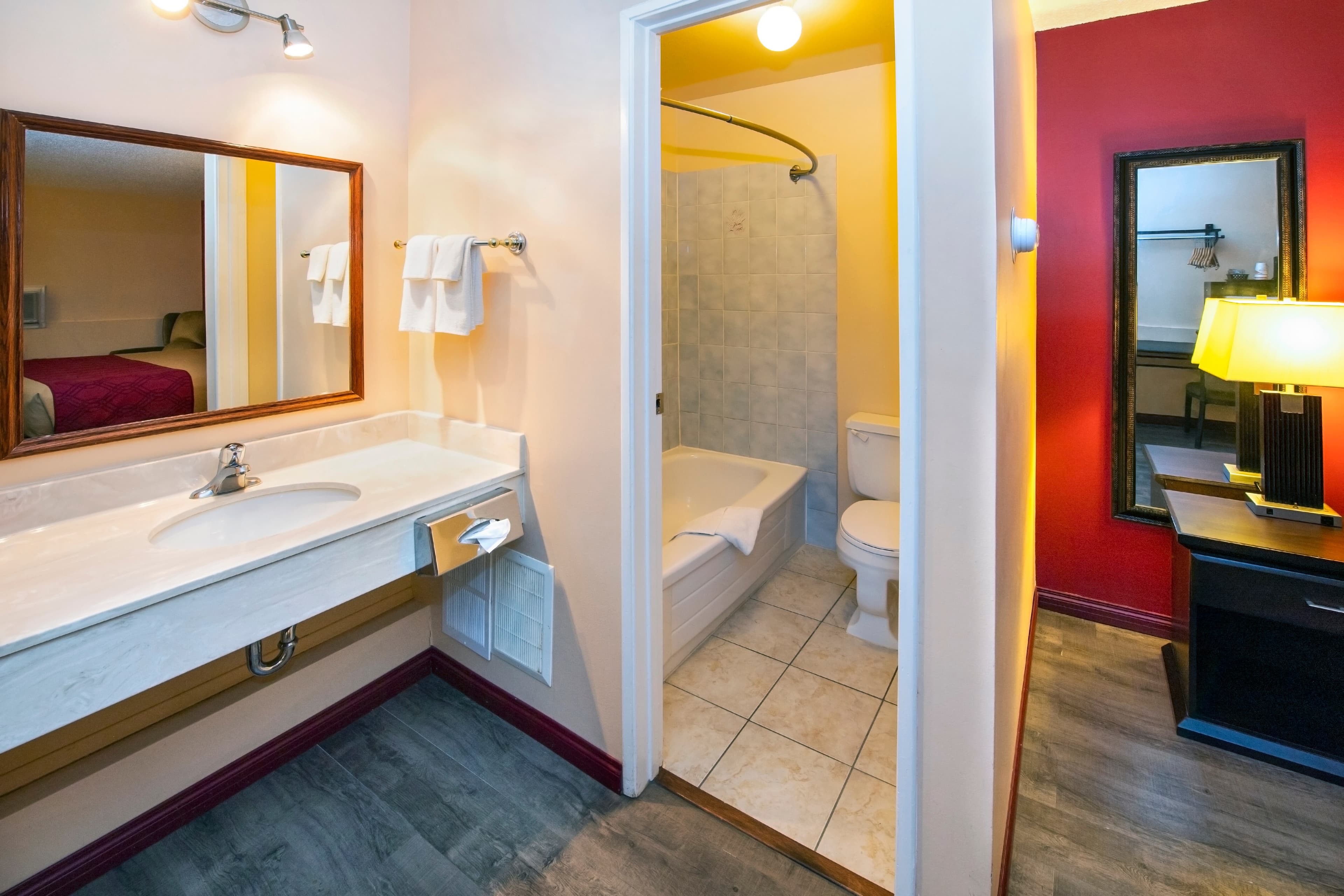 Econo Lodge - Image 4