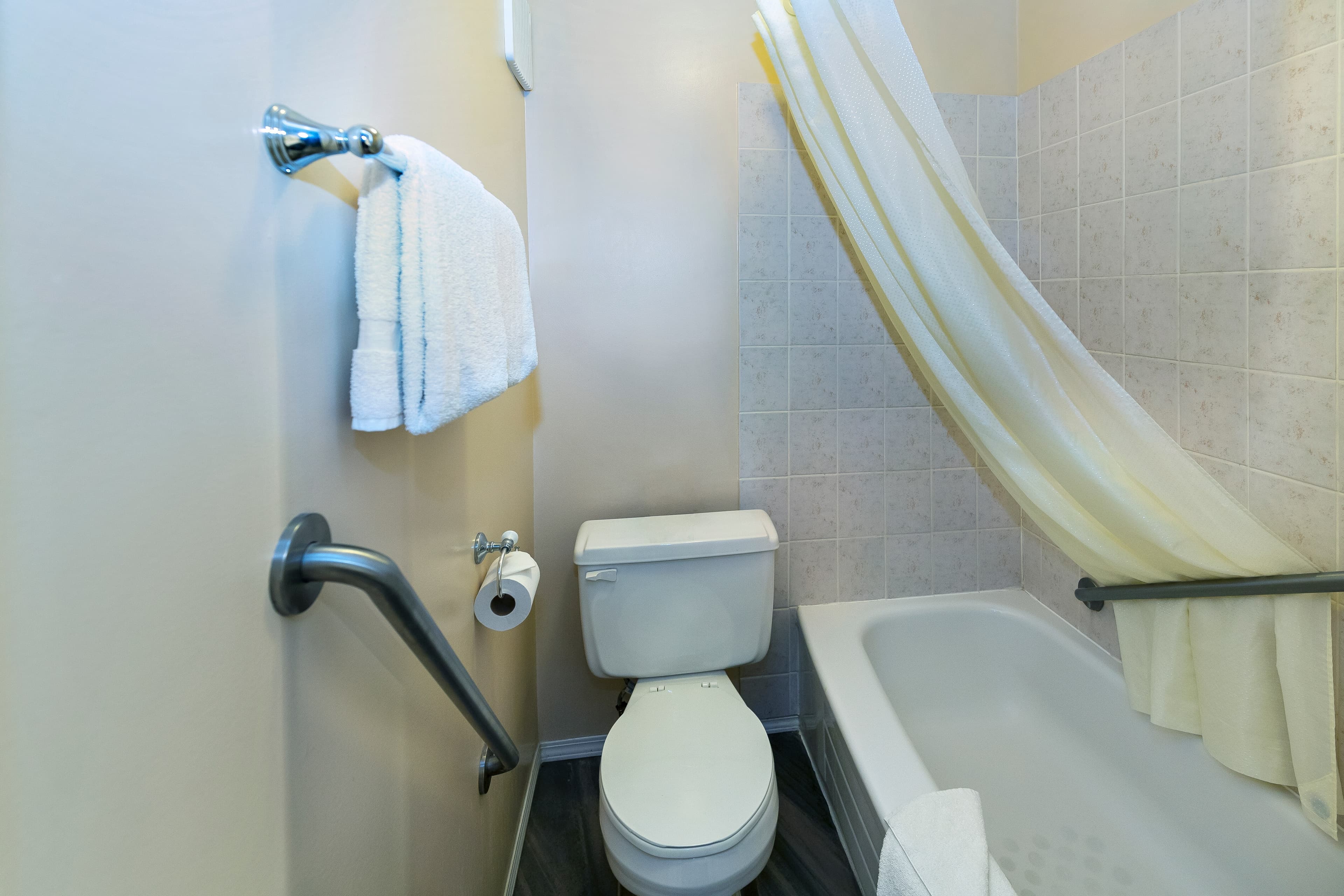 Econo Lodge - Image 5