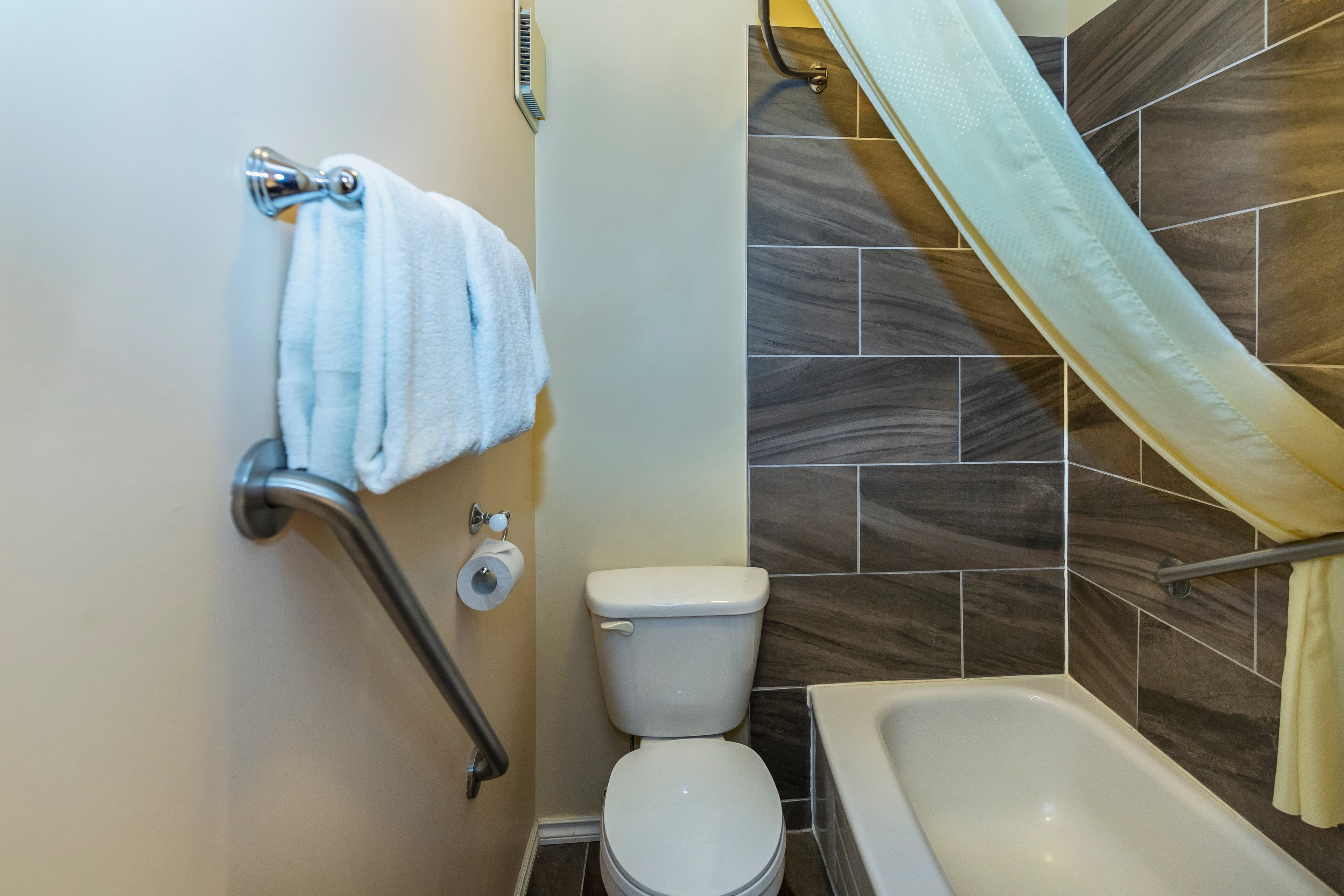Econo Lodge — 8