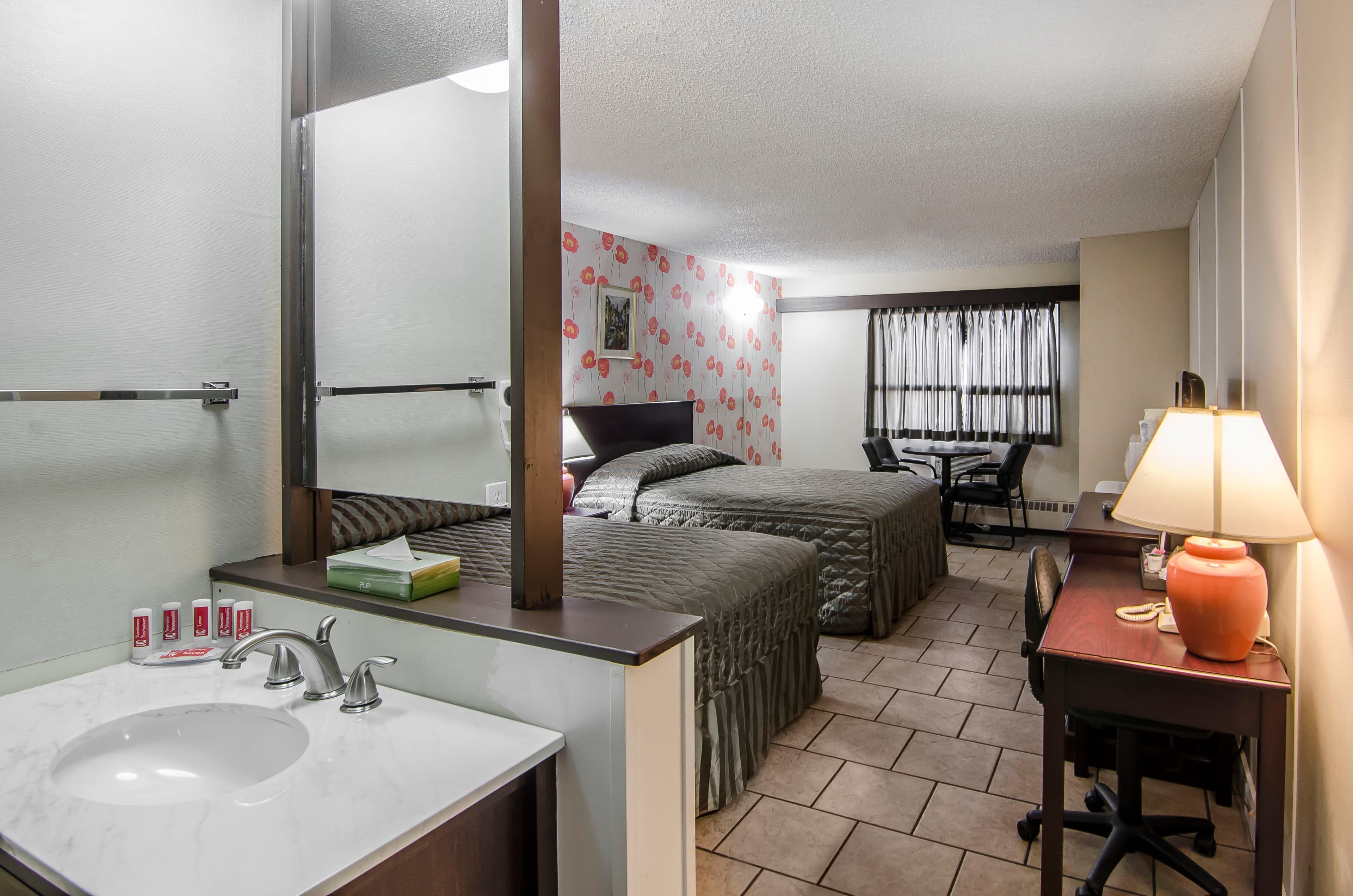 Econo Lodge - Image 2