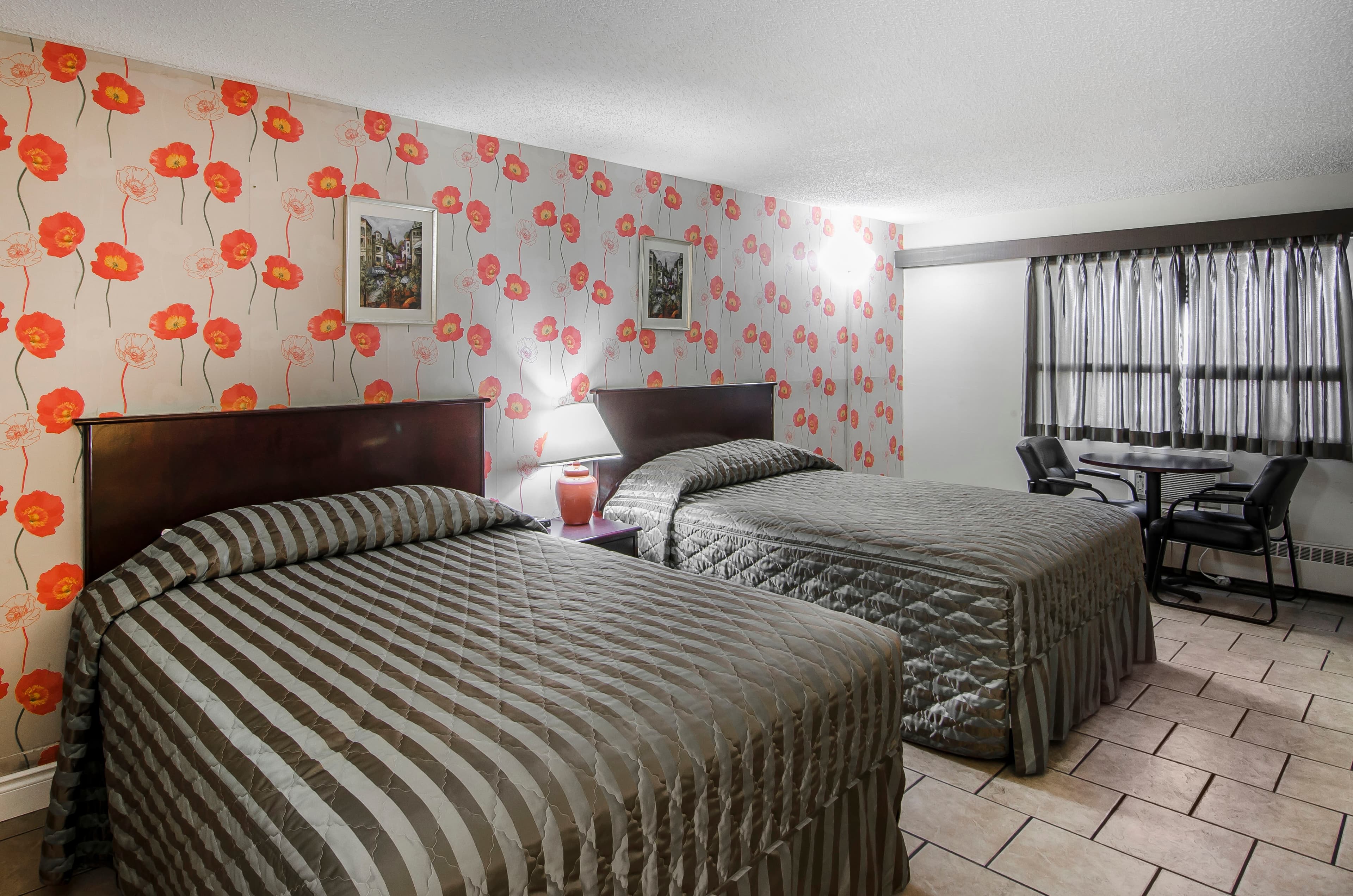 Econo Lodge - Image 3