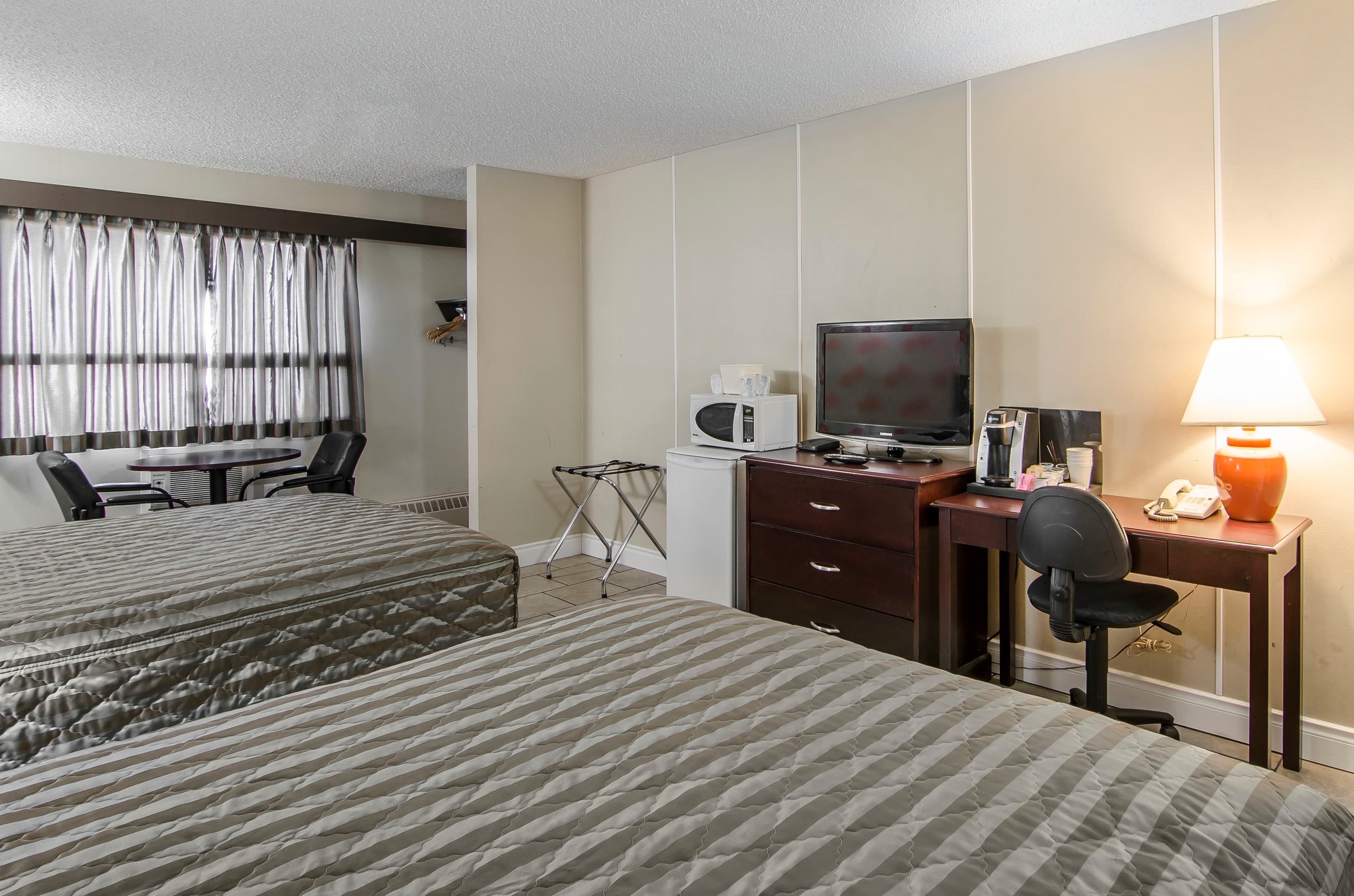 Econo Lodge - Image 4