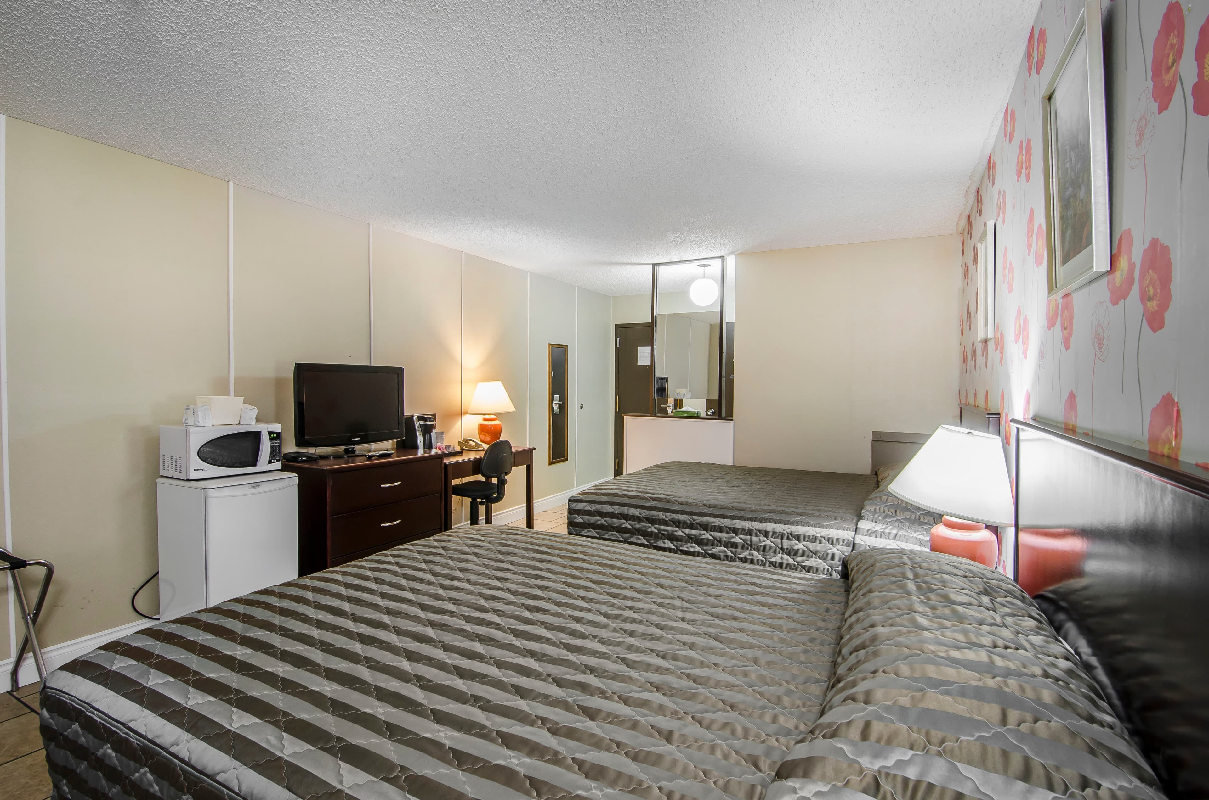 Econo Lodge - Image 5