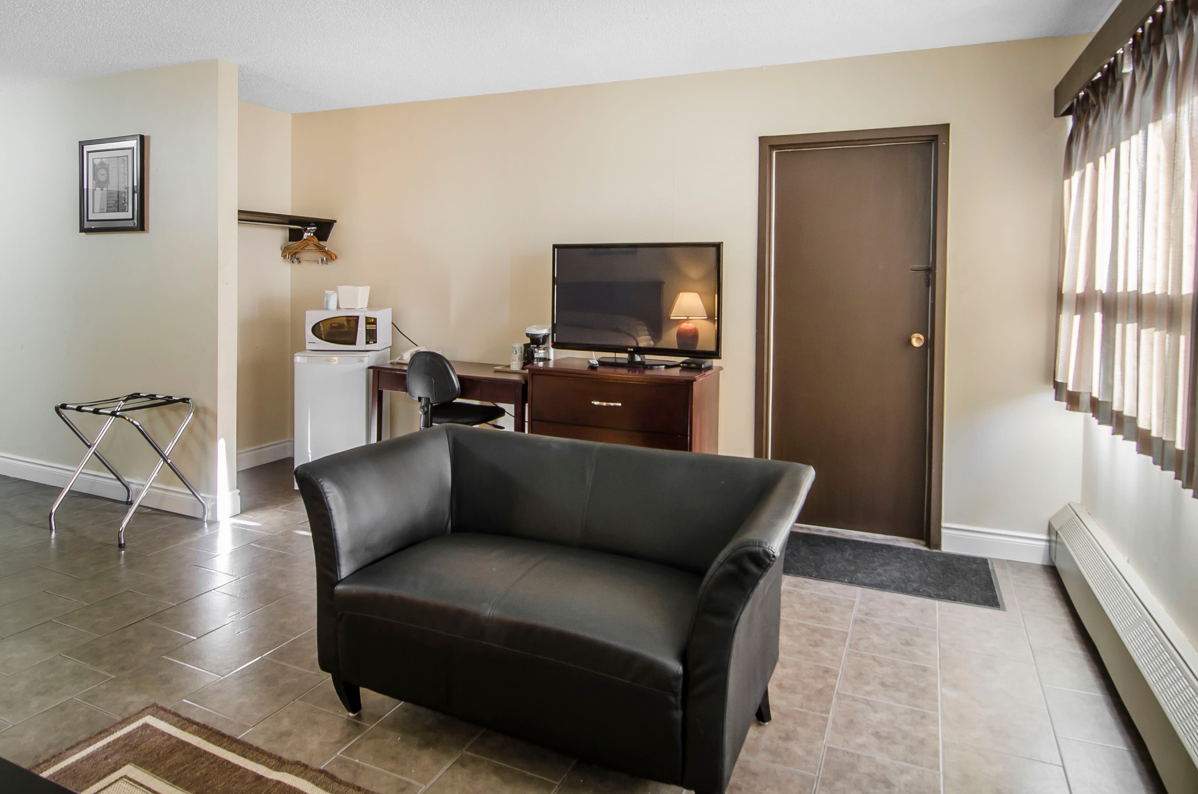 Econo Lodge — 9