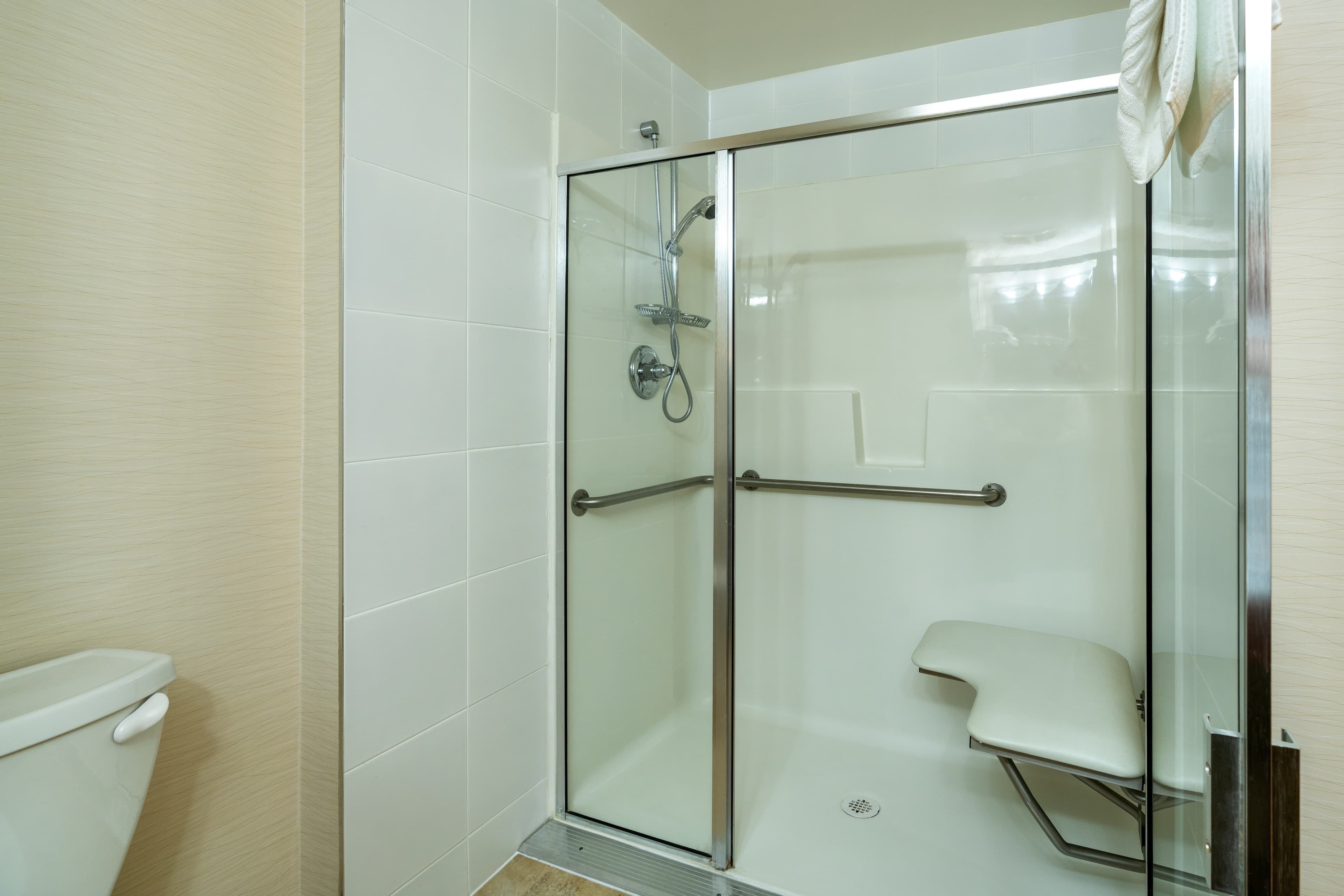 Comfort Inn & Suites - Image 4