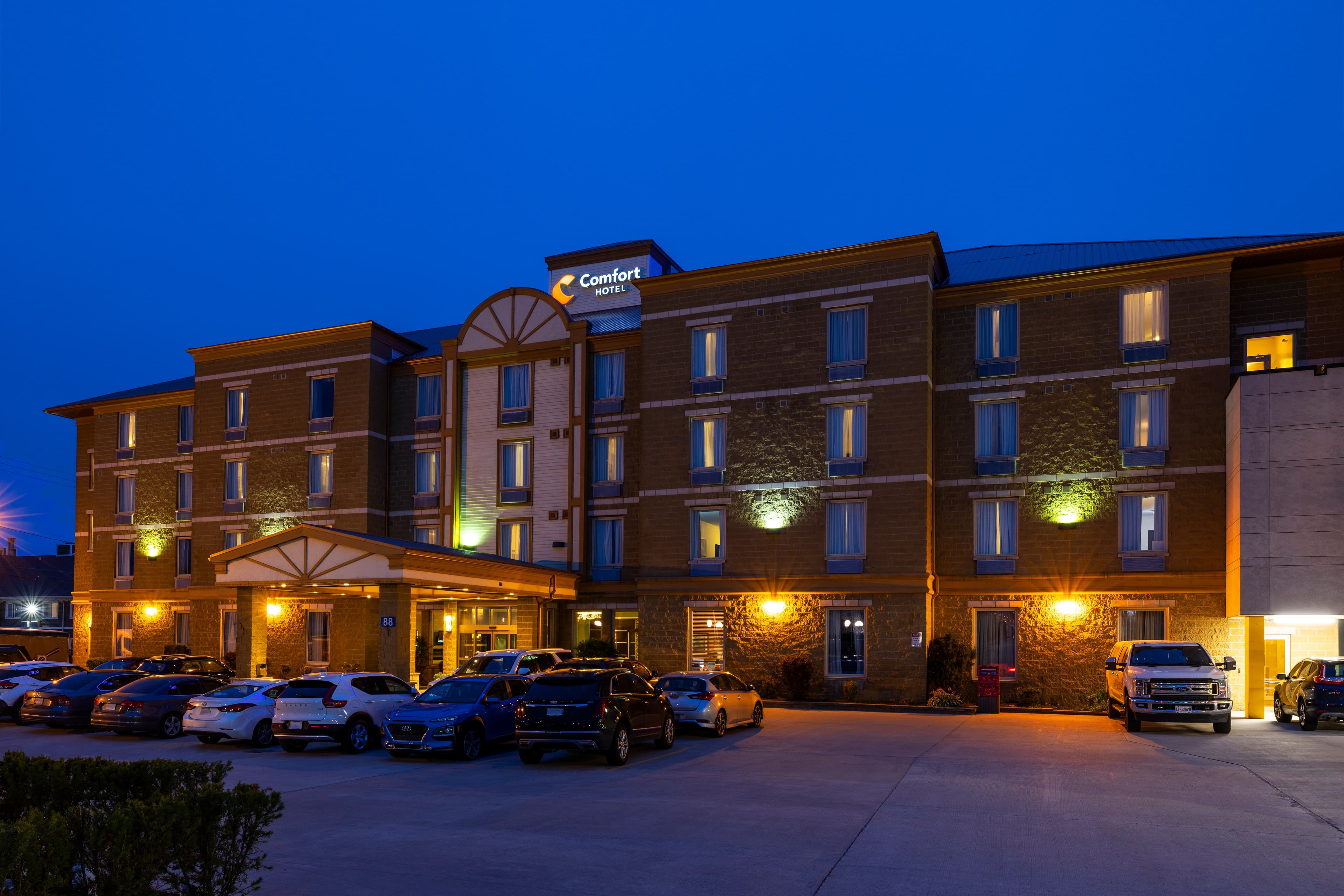 Comfort Hotel Bayer's Lake - Image 1