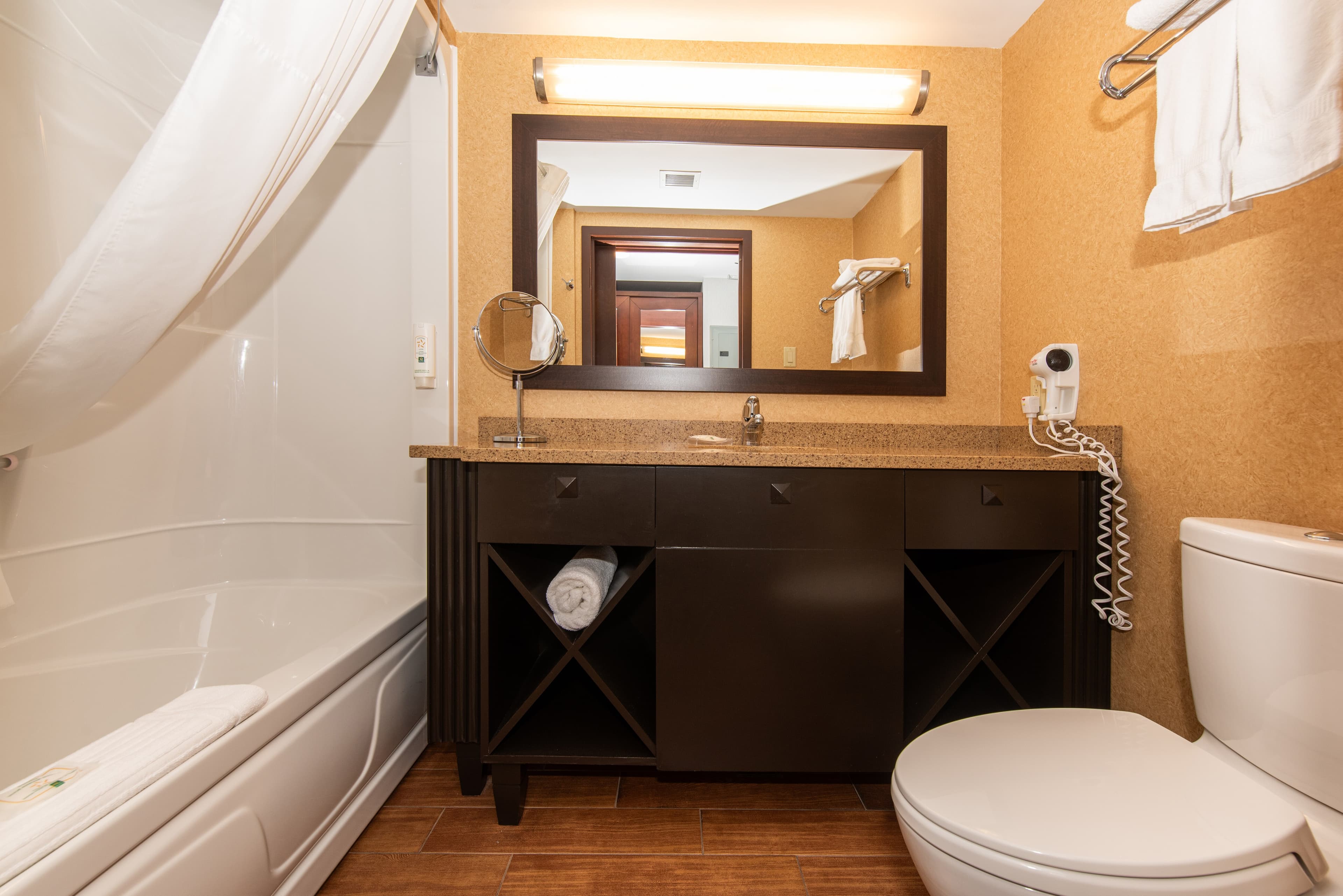 Quality Inn & Suites - Image 4