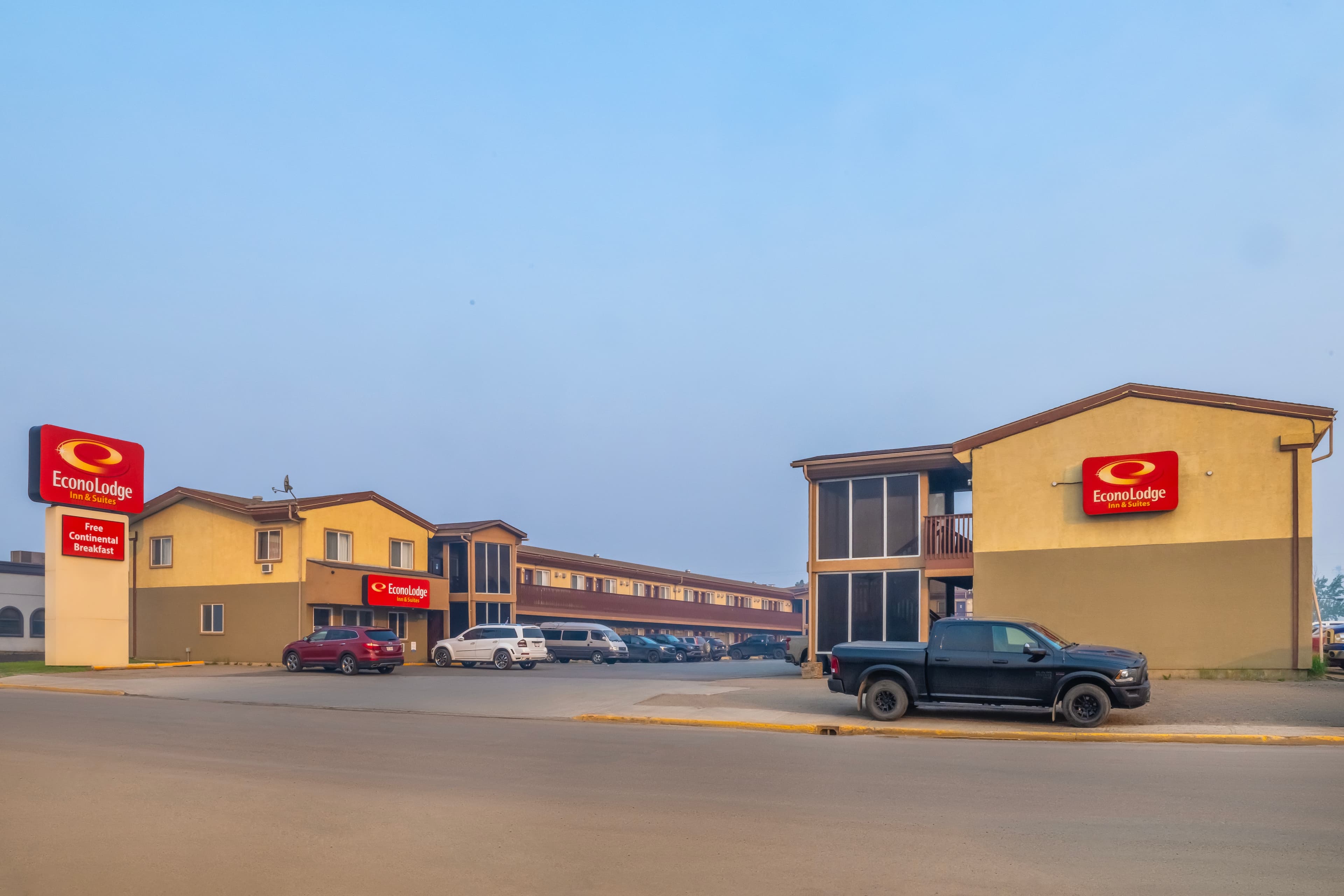 Econo Lodge Inn & Suites - Image 1