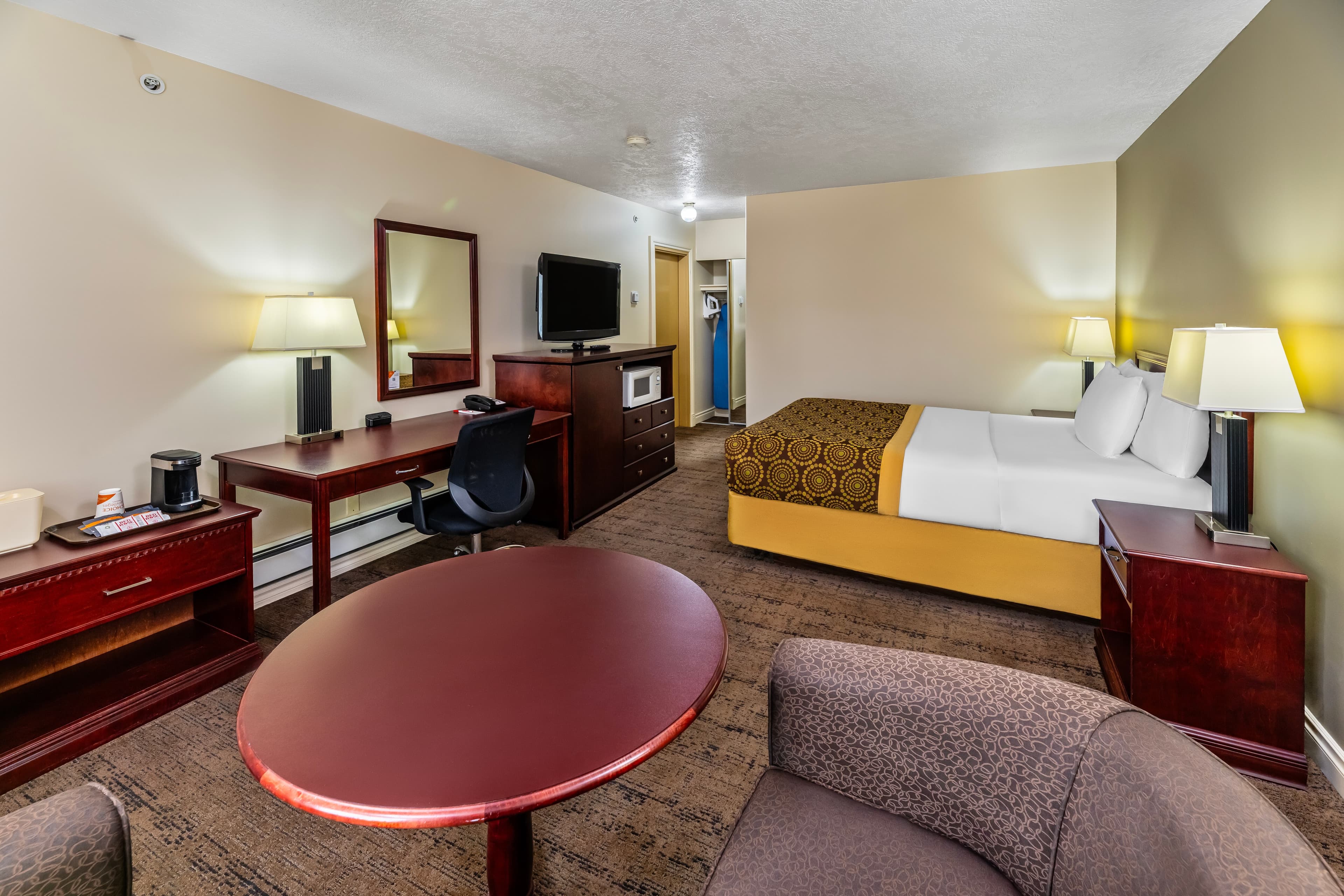 Econo Lodge Inn & Suites — 9