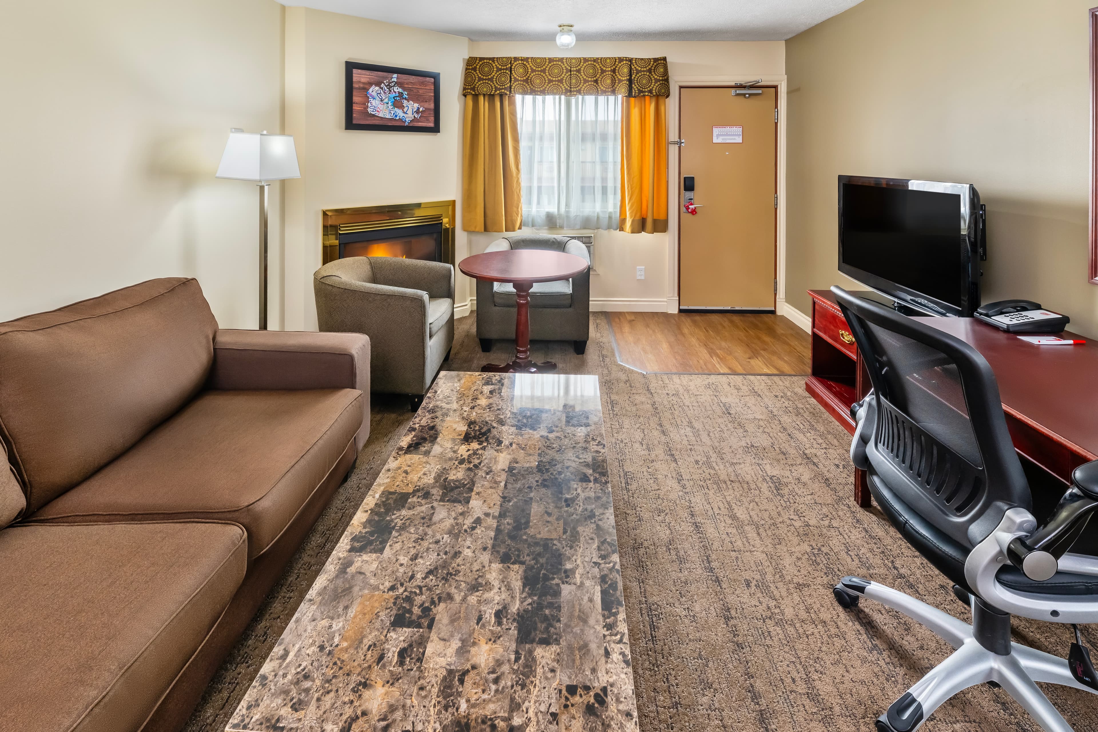 Econo Lodge Inn & Suites — 10