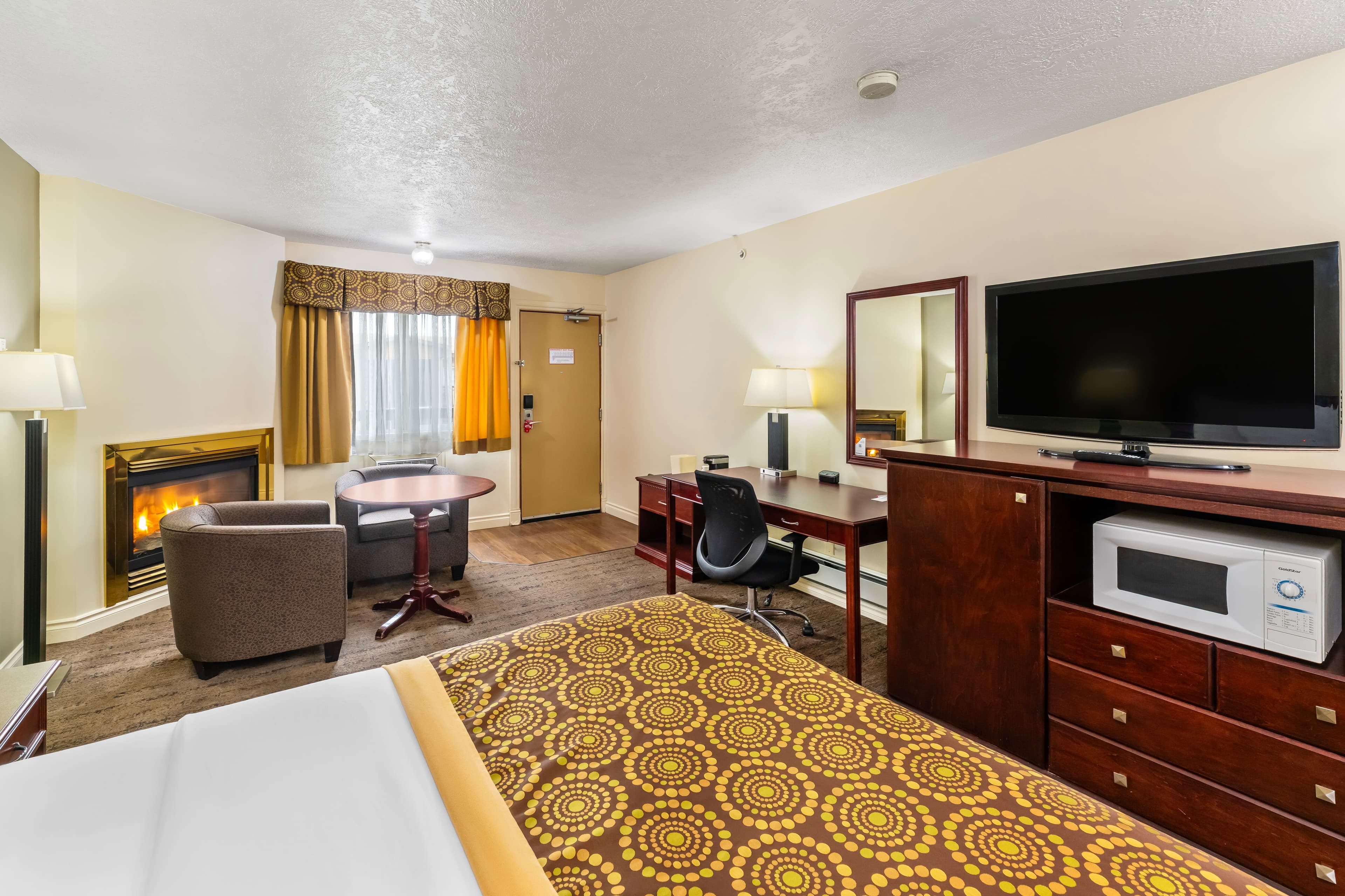 Econo Lodge Inn & Suites — 12