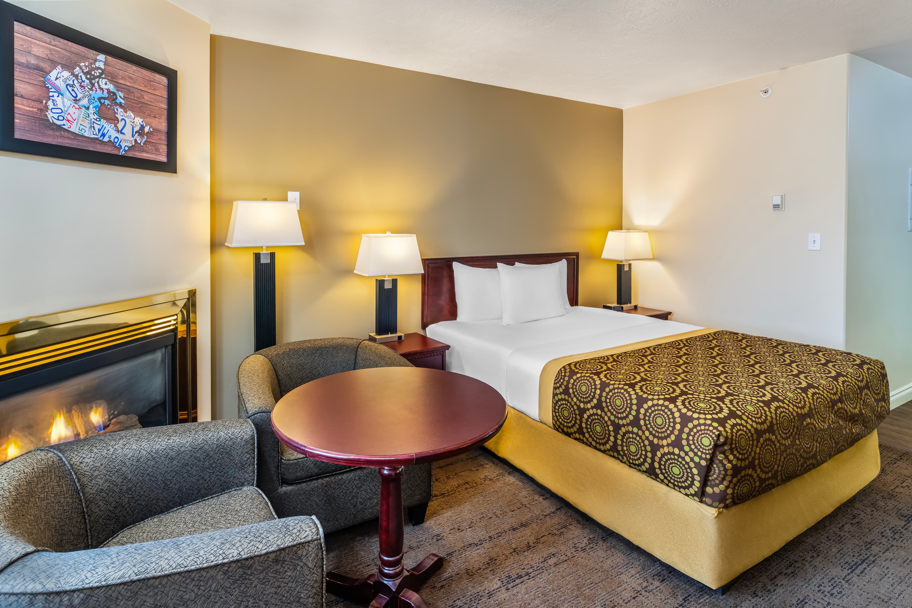 Econo Lodge Inn & Suites - Image 2