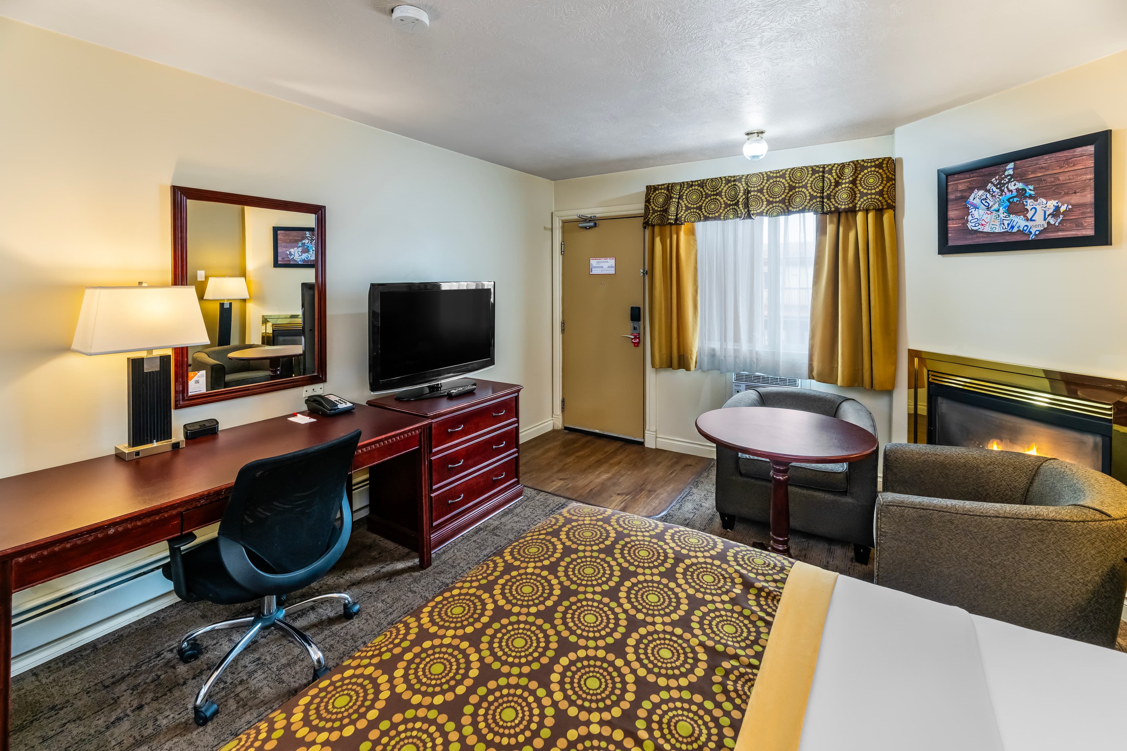 Econo Lodge Inn & Suites - Image 4