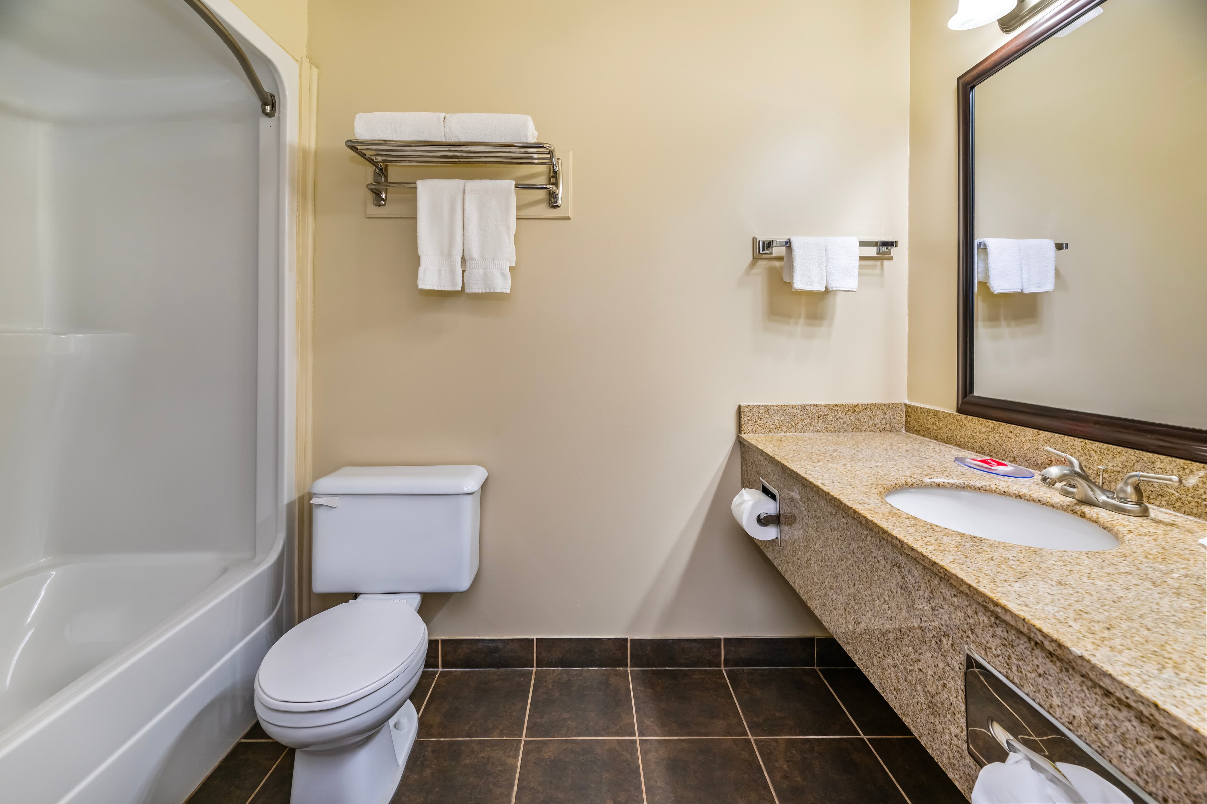 Econo Lodge Inn & Suites - Image 5