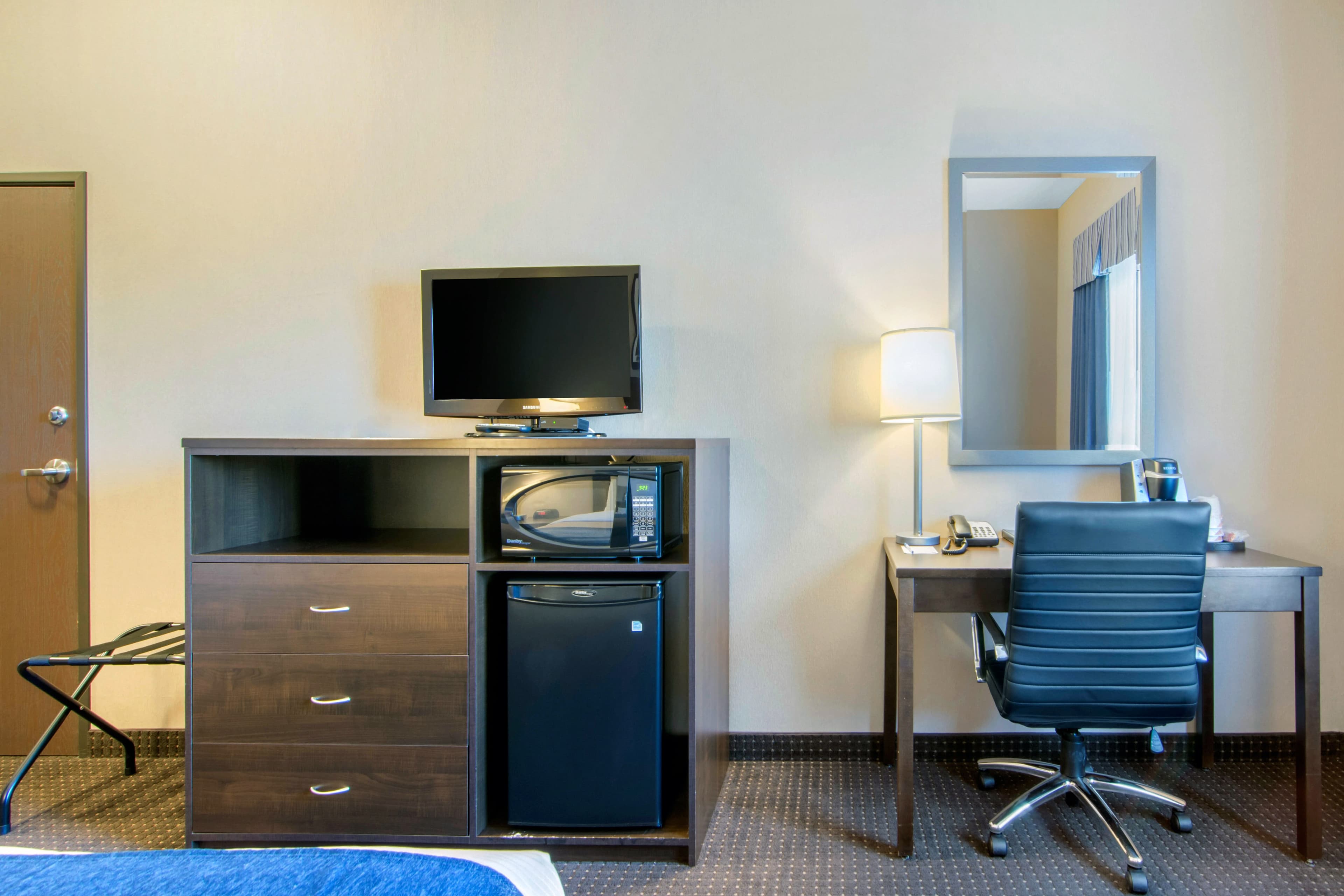 Comfort Inn & Suites - Image 4