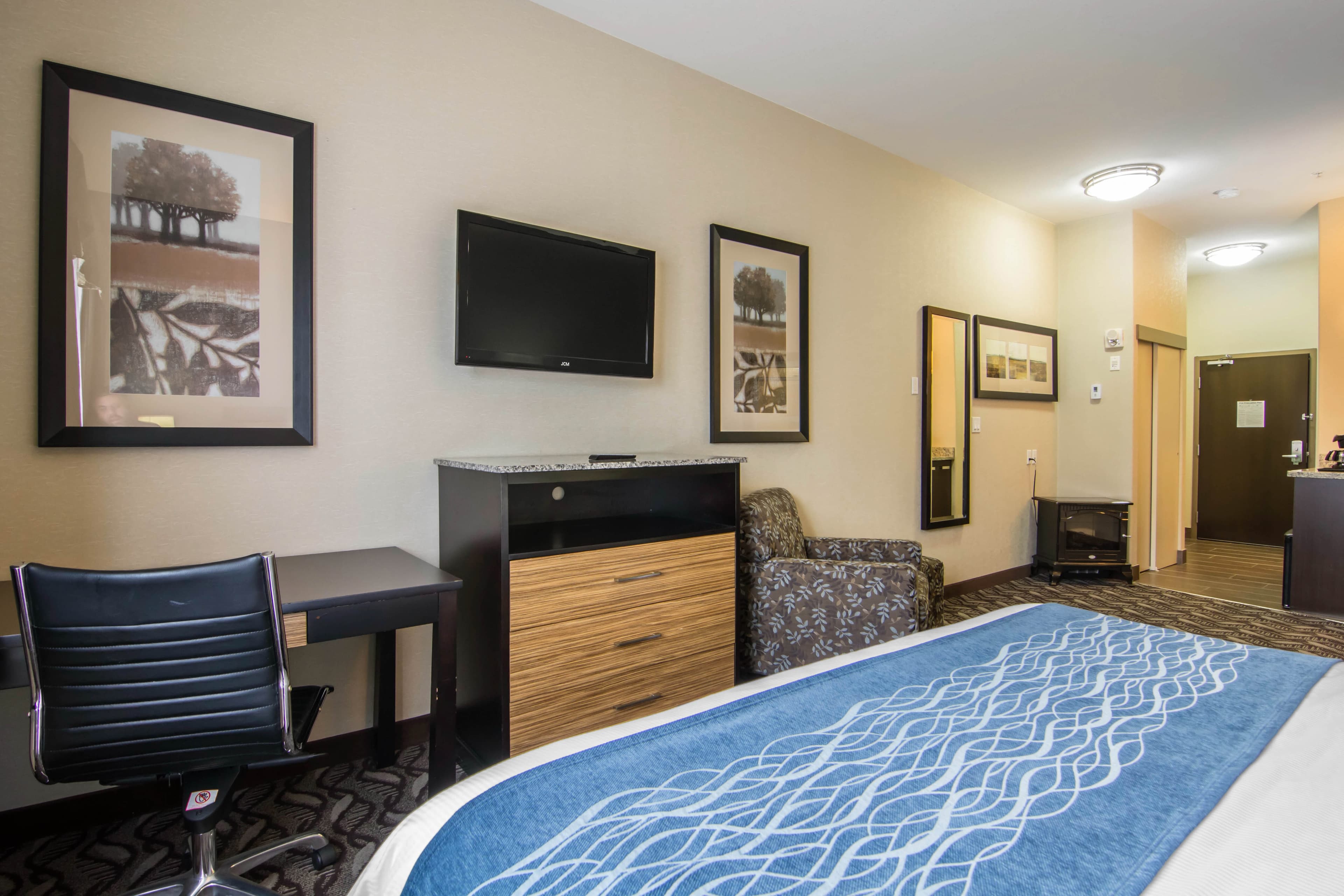 Comfort Inn & Suites - Image 2