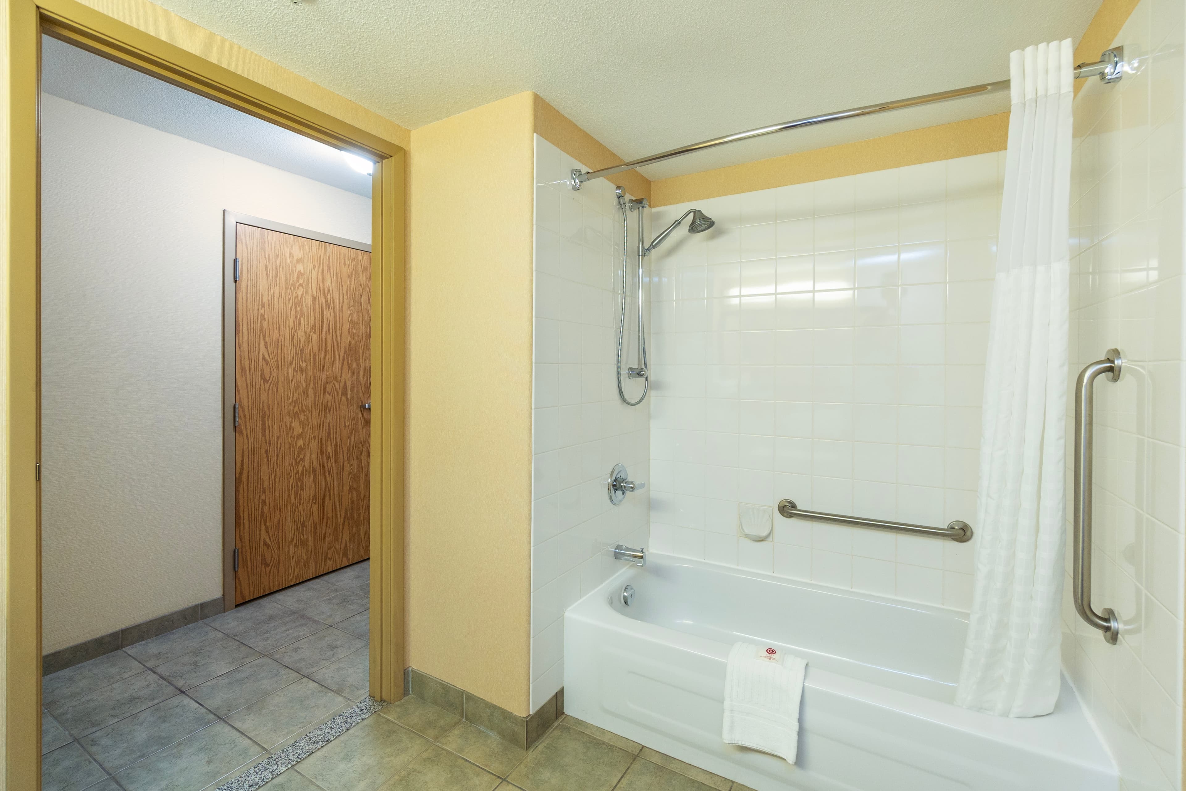 Comfort Inn & Suites - Image 3