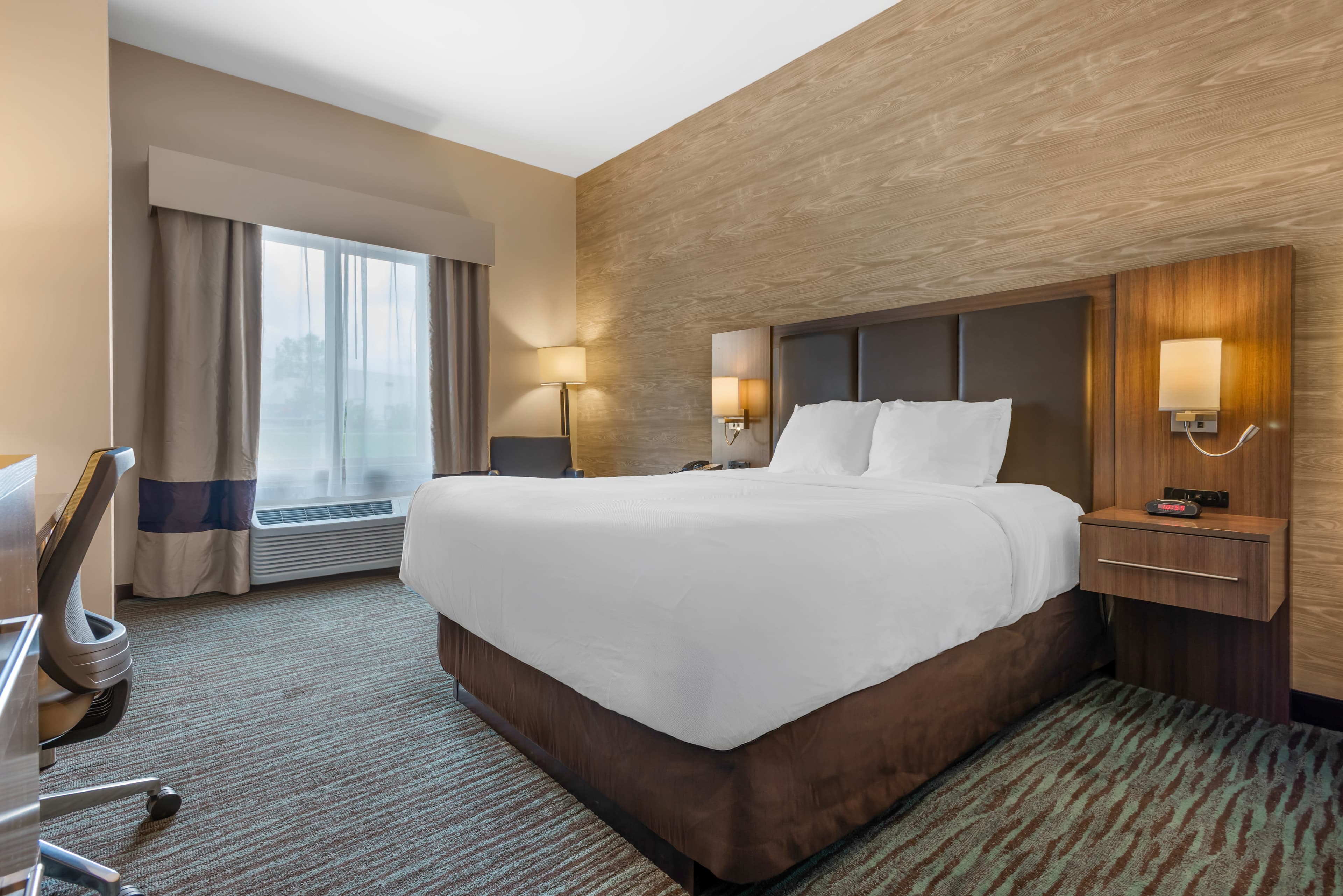 Comfort Inn & Suites Airport North - Image 2