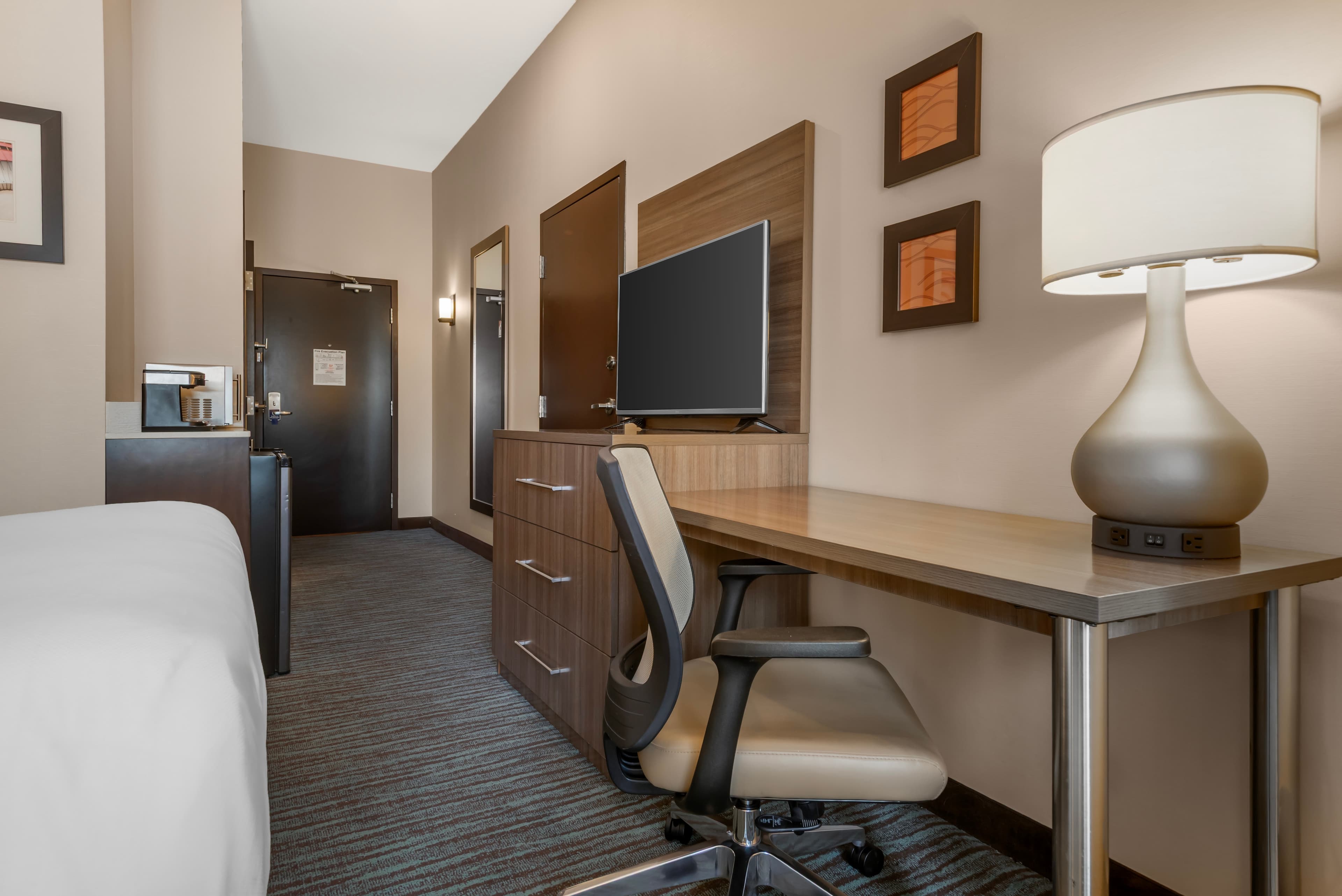 Comfort Inn & Suites Airport North - Image 4