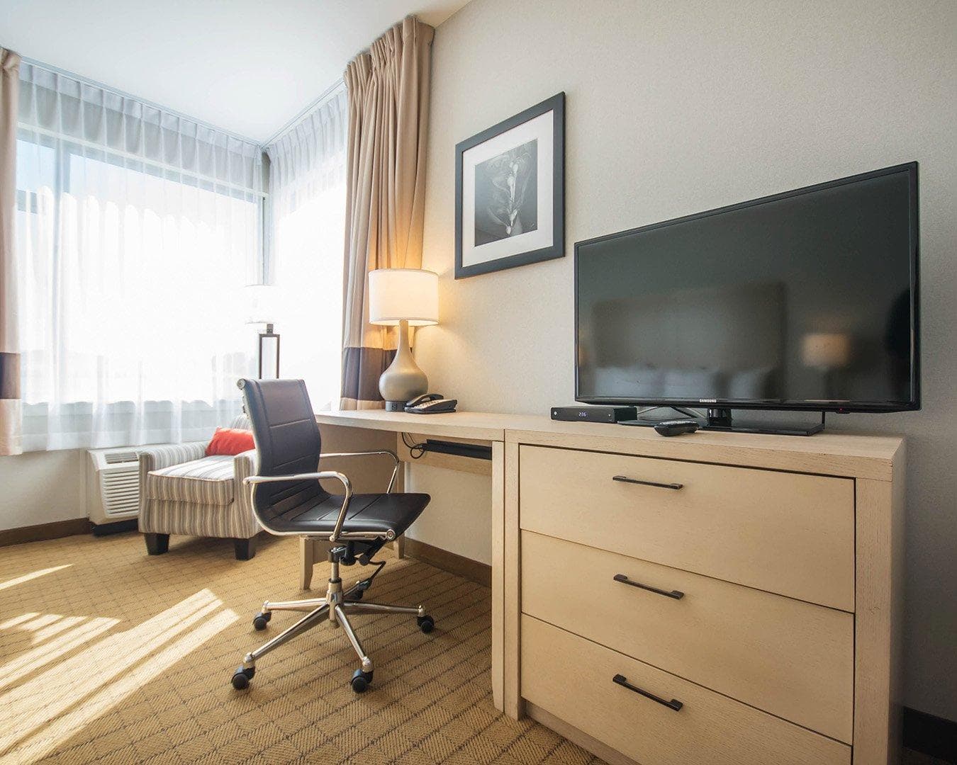 Comfort Inn & Suites - Image 4