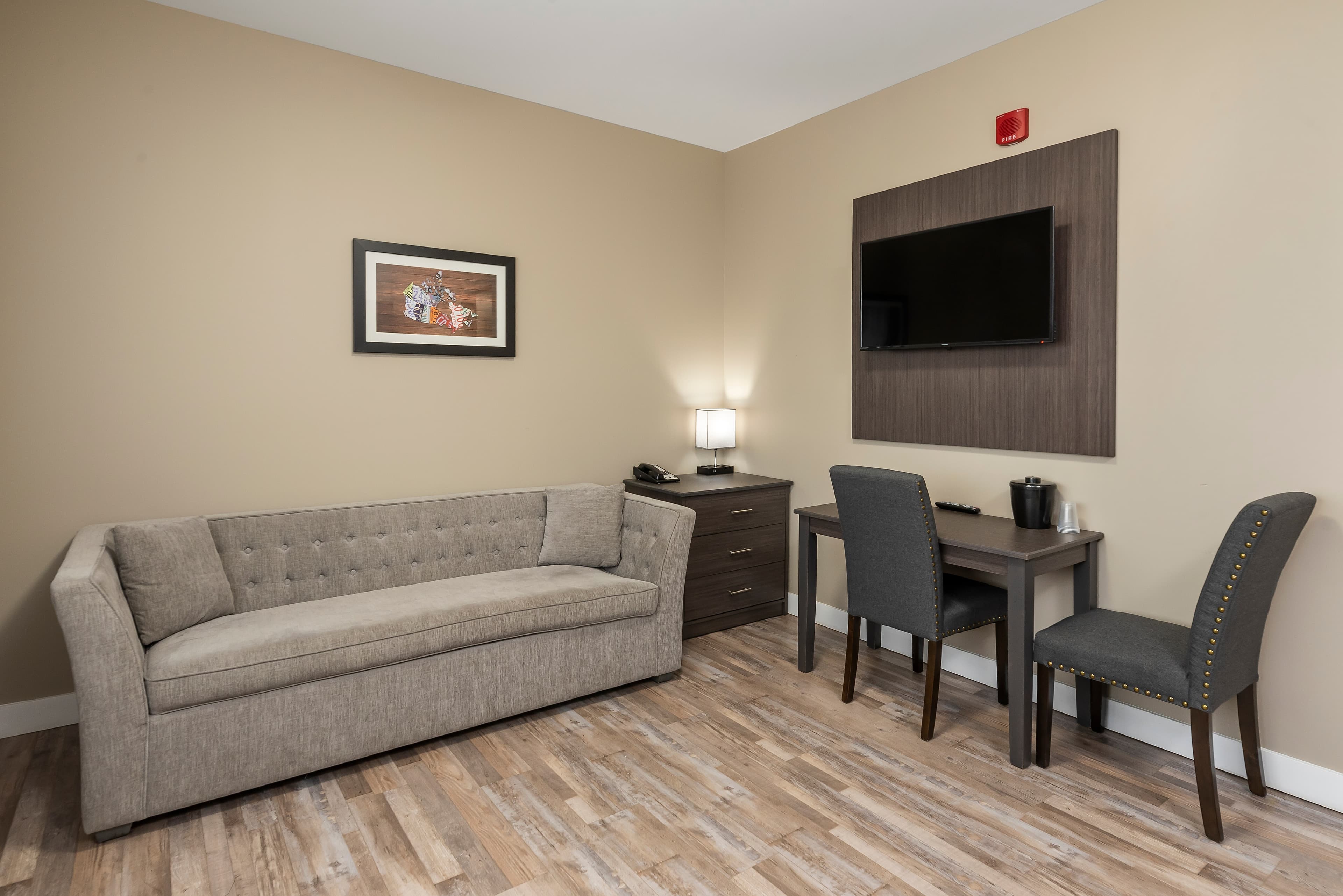 Econo Lodge - Image 4