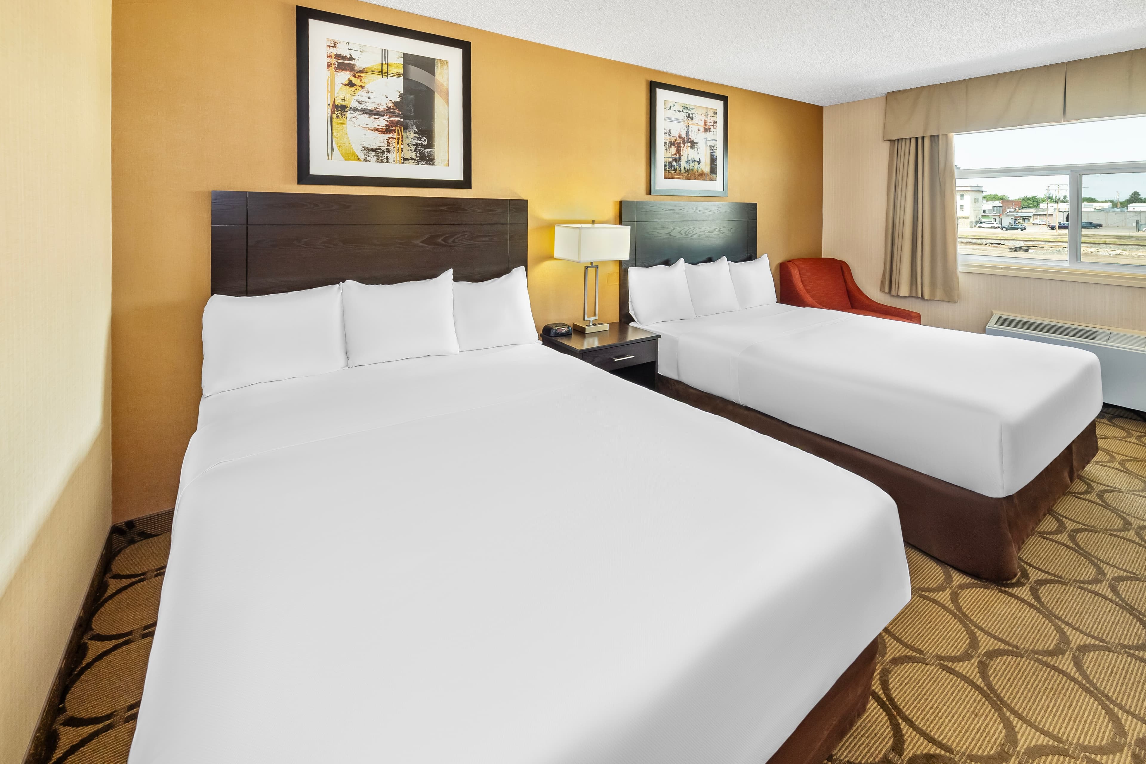 Econo Lodge - Image 3