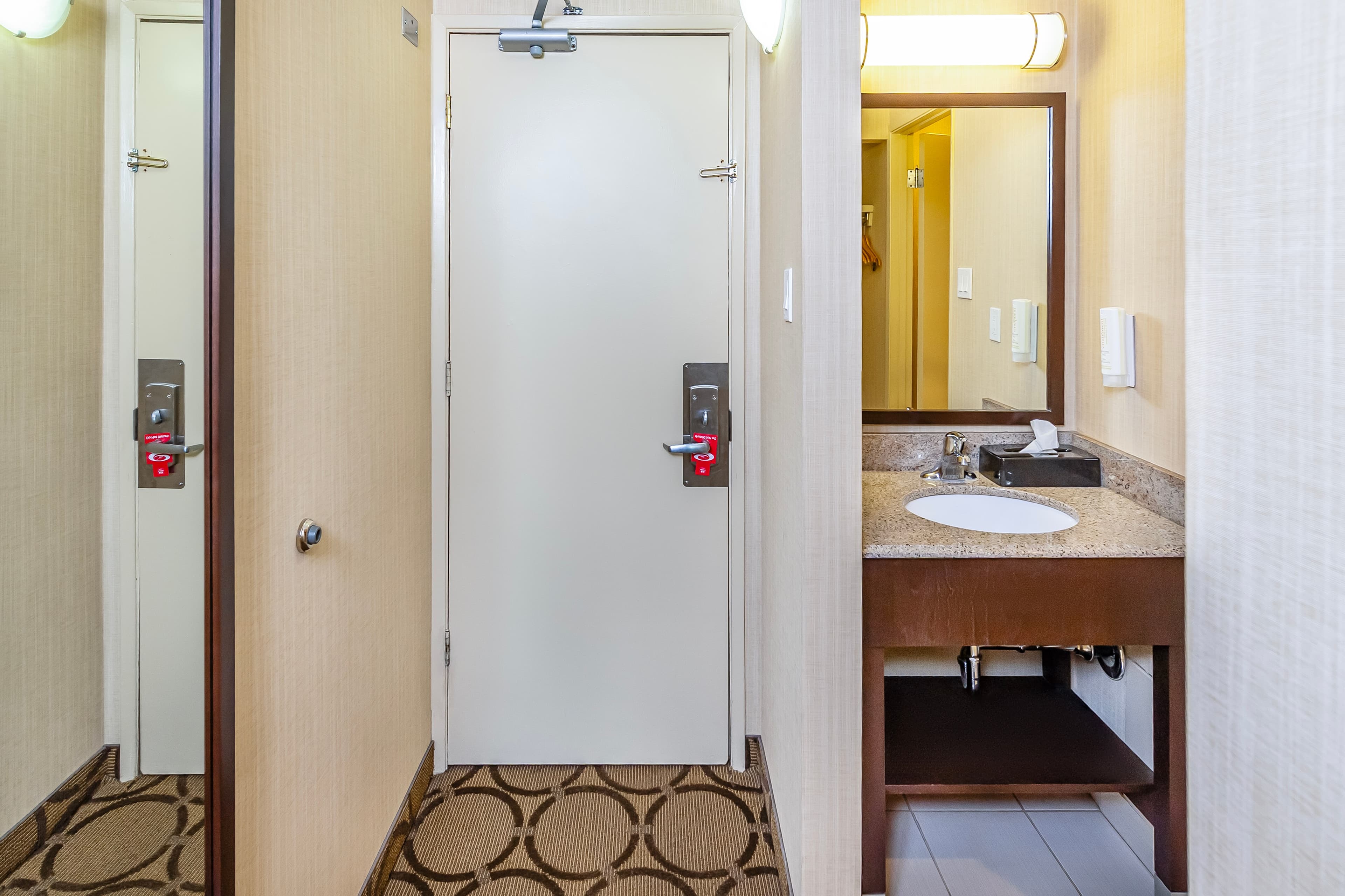 Econo Lodge - Image 5