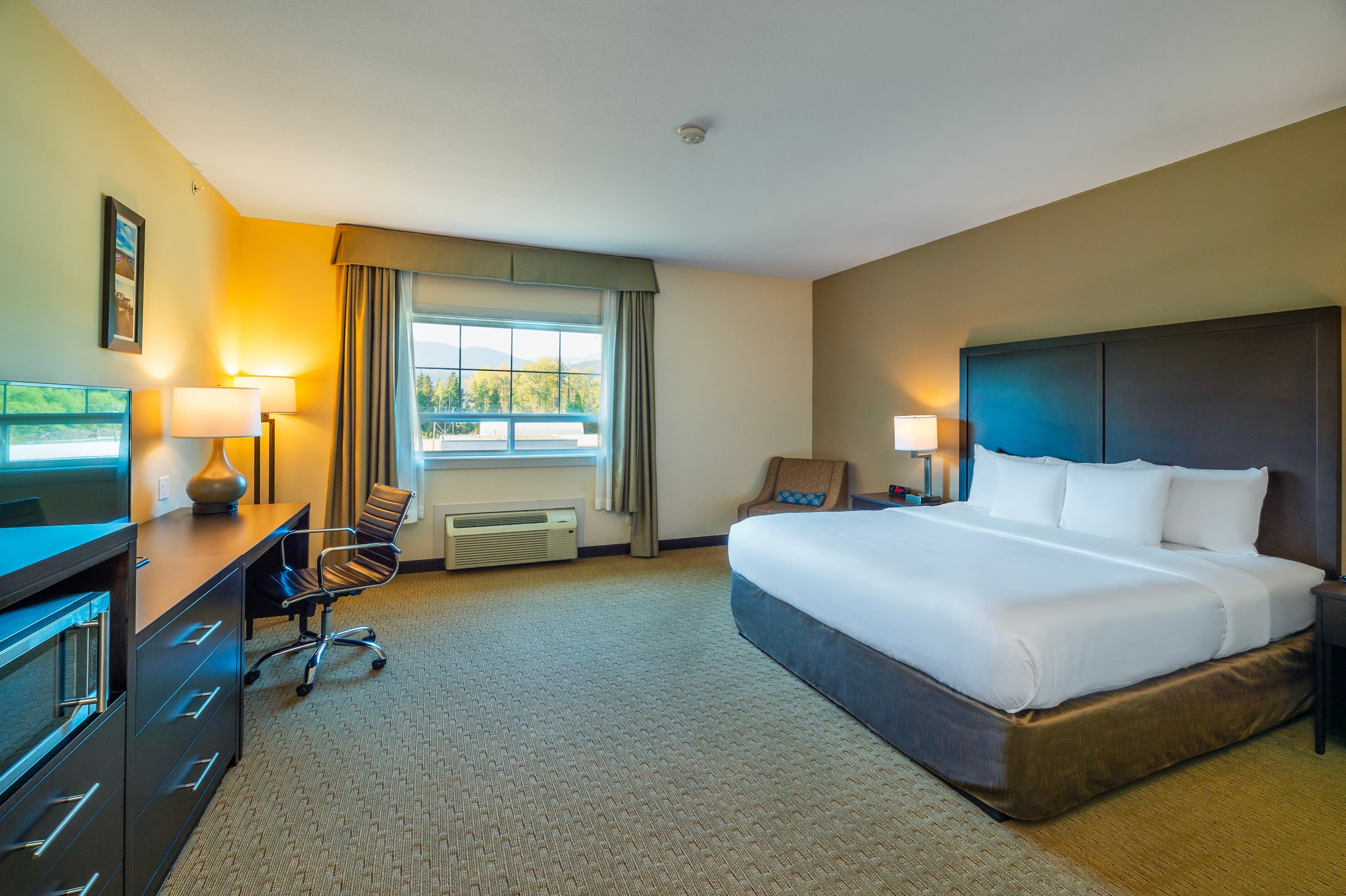 Comfort Inn & Suites - Image 2