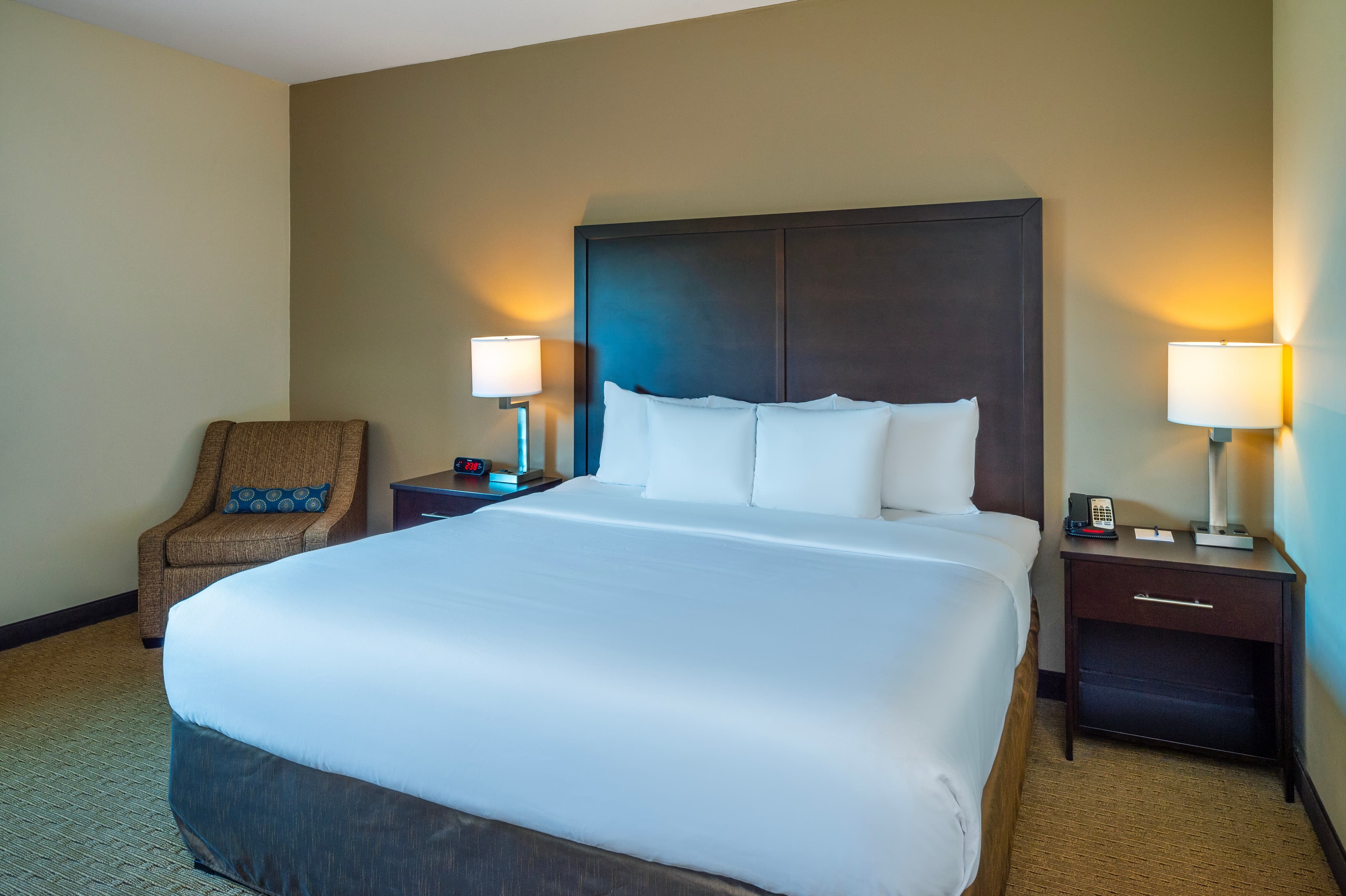 Comfort Inn & Suites - Image 4