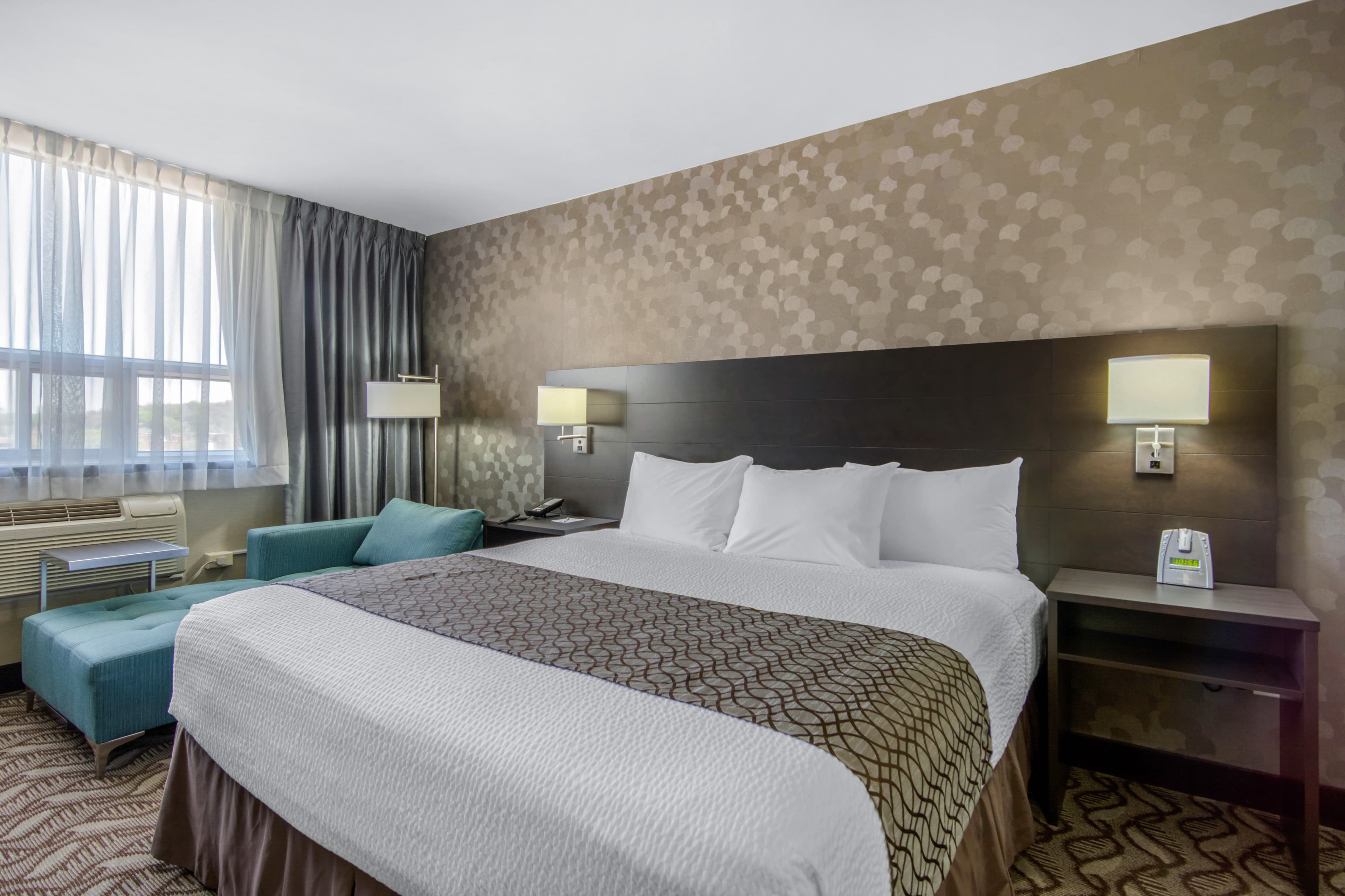 Clarion Hotel - Image 2