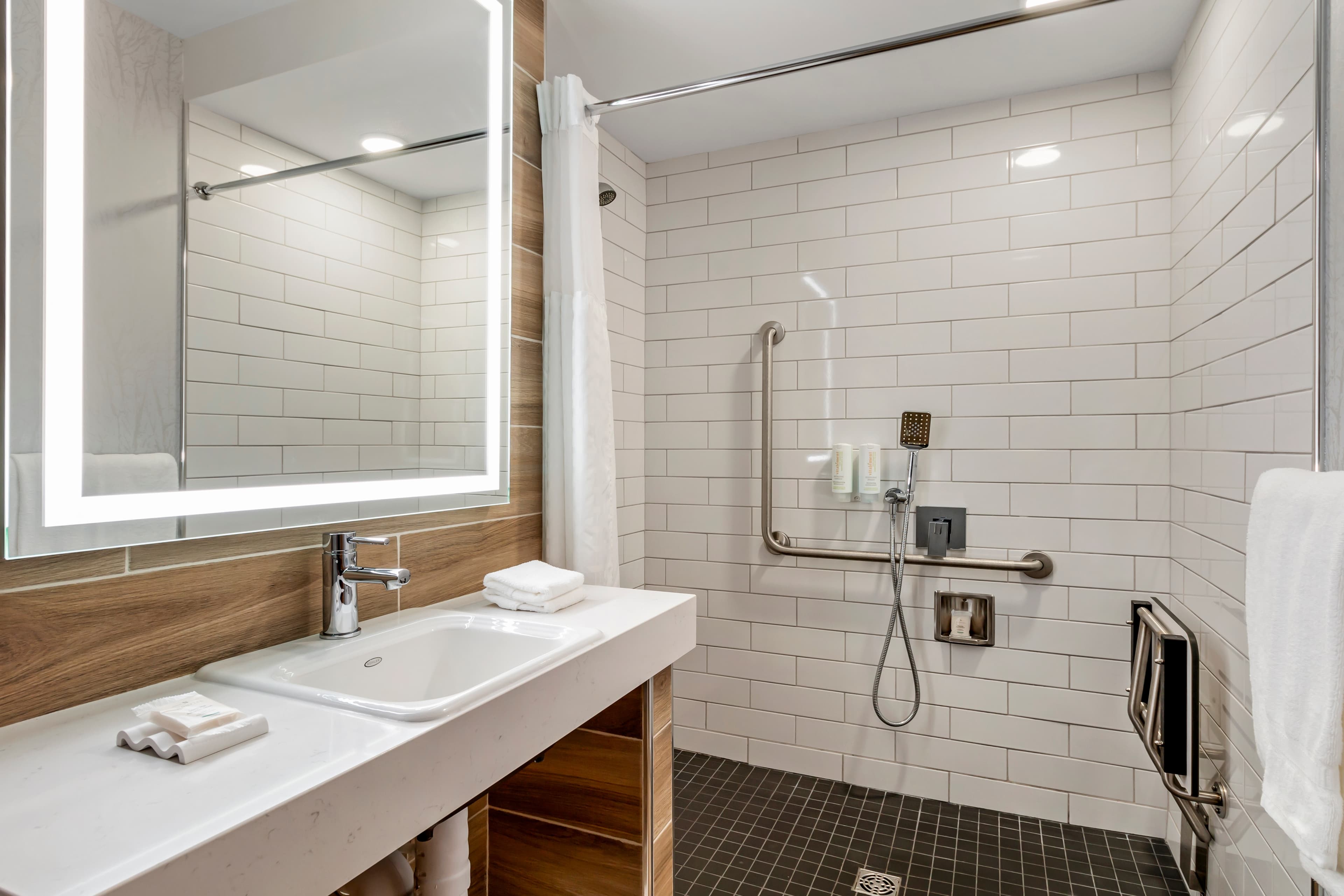 Clarion Lakeside Inn & Conference Centre - Image 4
