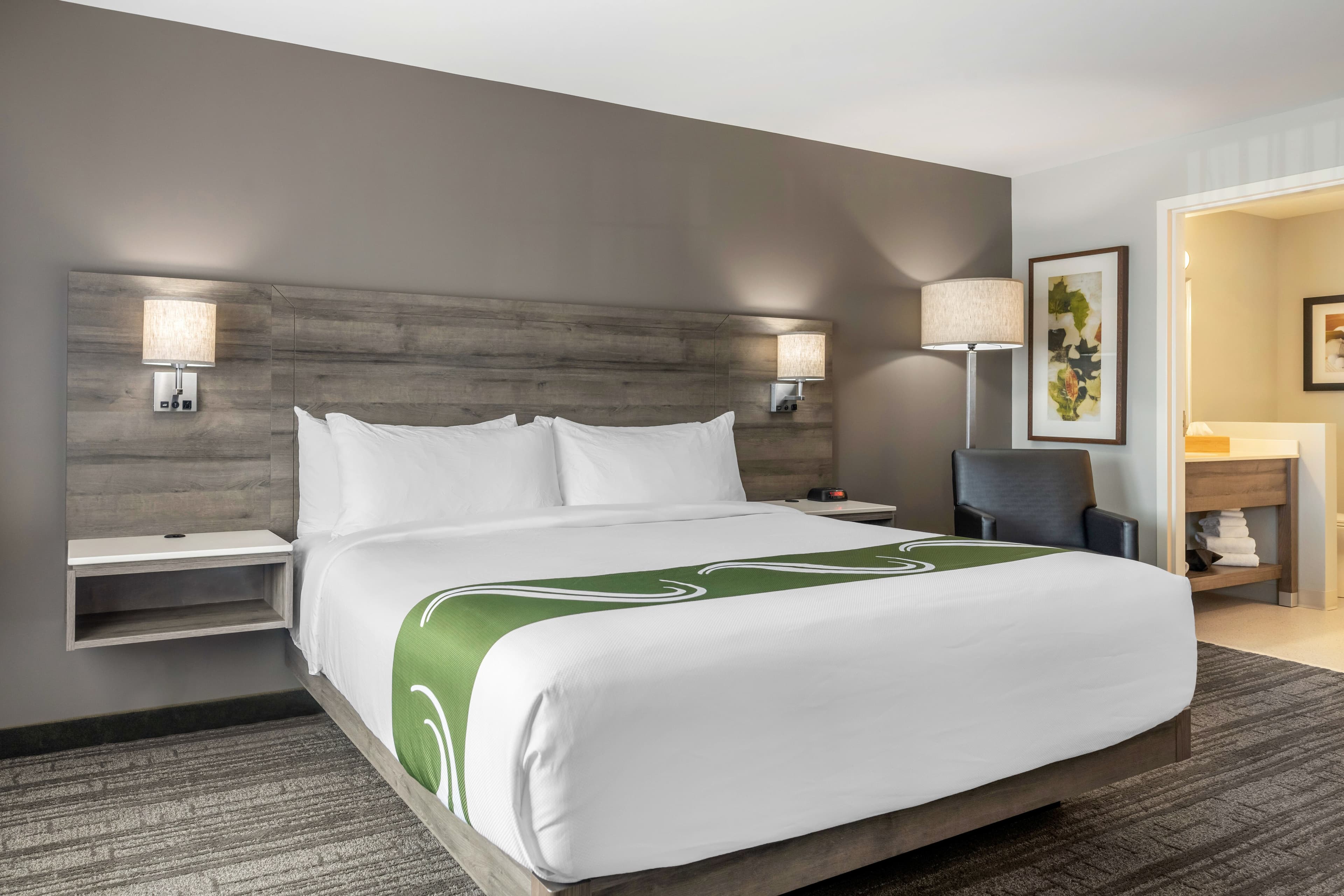 Quality Inn & Suites Amsterdam - Image 1