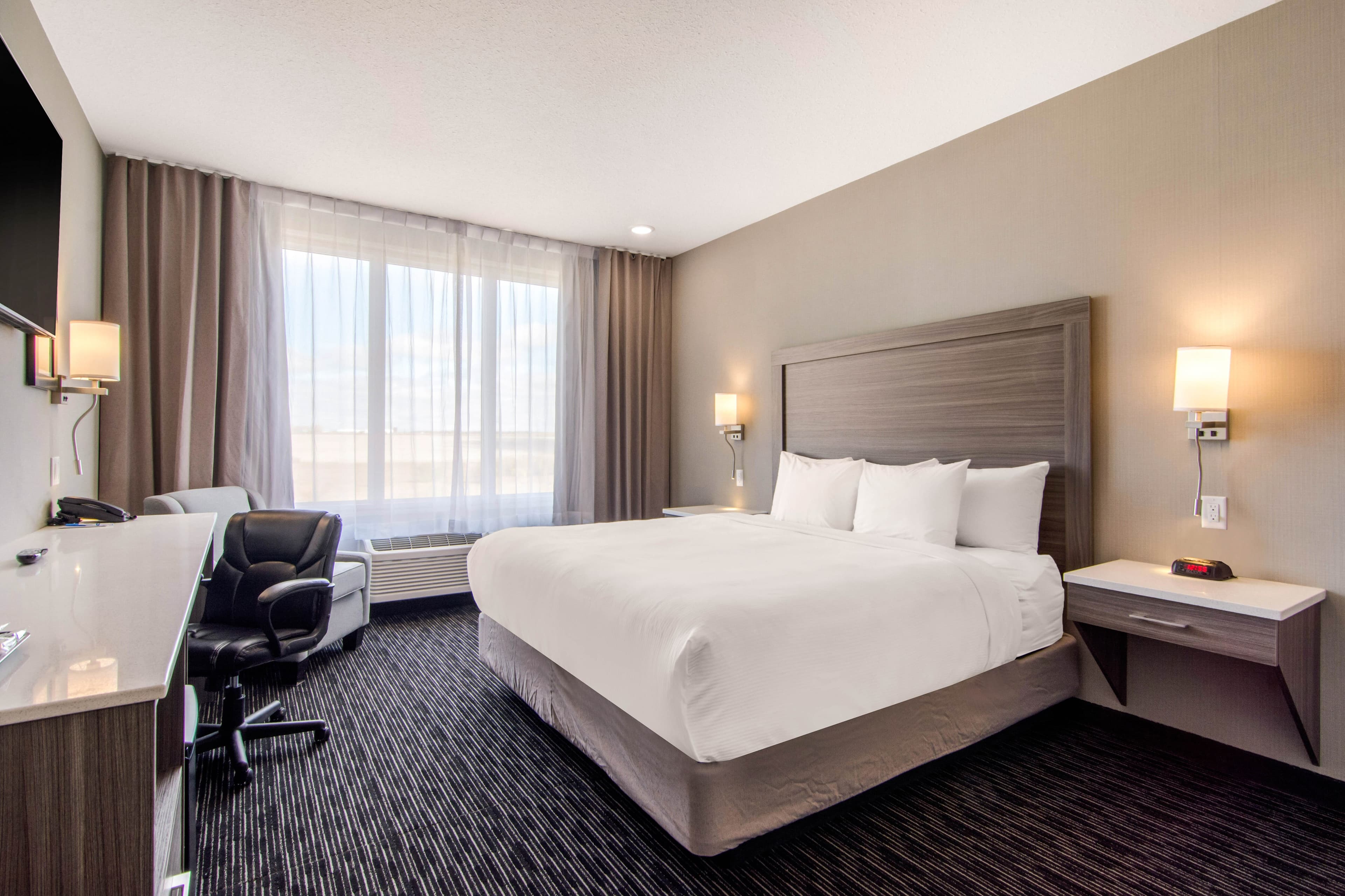 Comfort Inn & Suites - Image 2