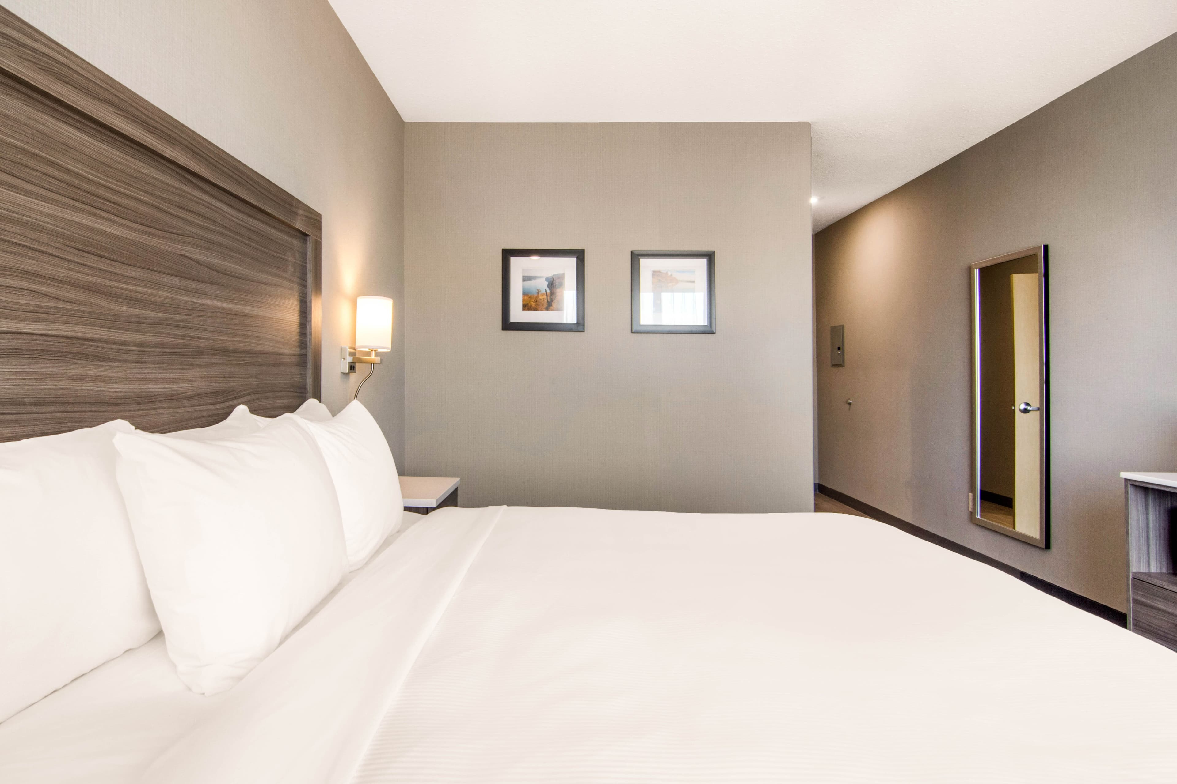 Comfort Inn & Suites - Image 4