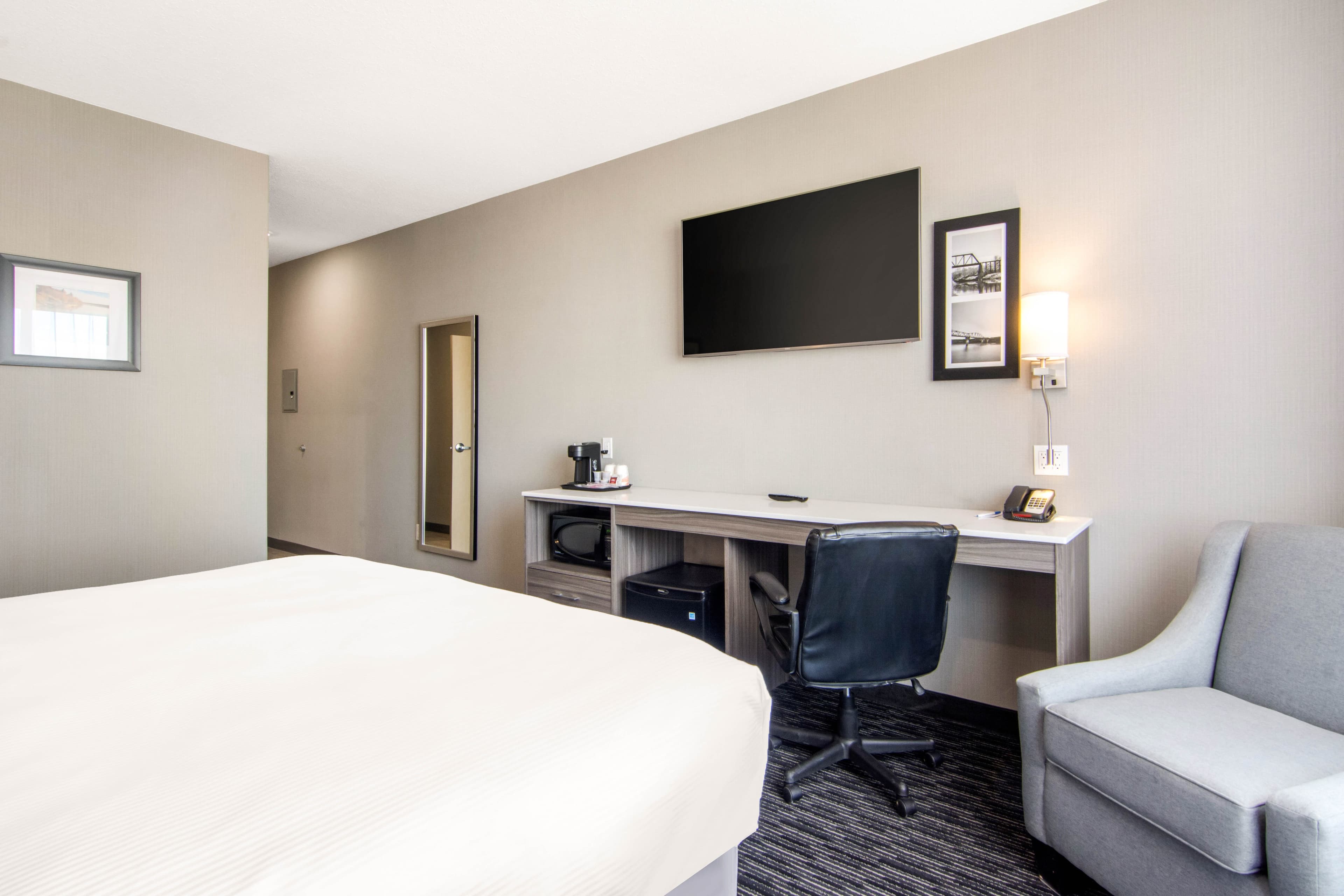 Comfort Inn & Suites - Image 5