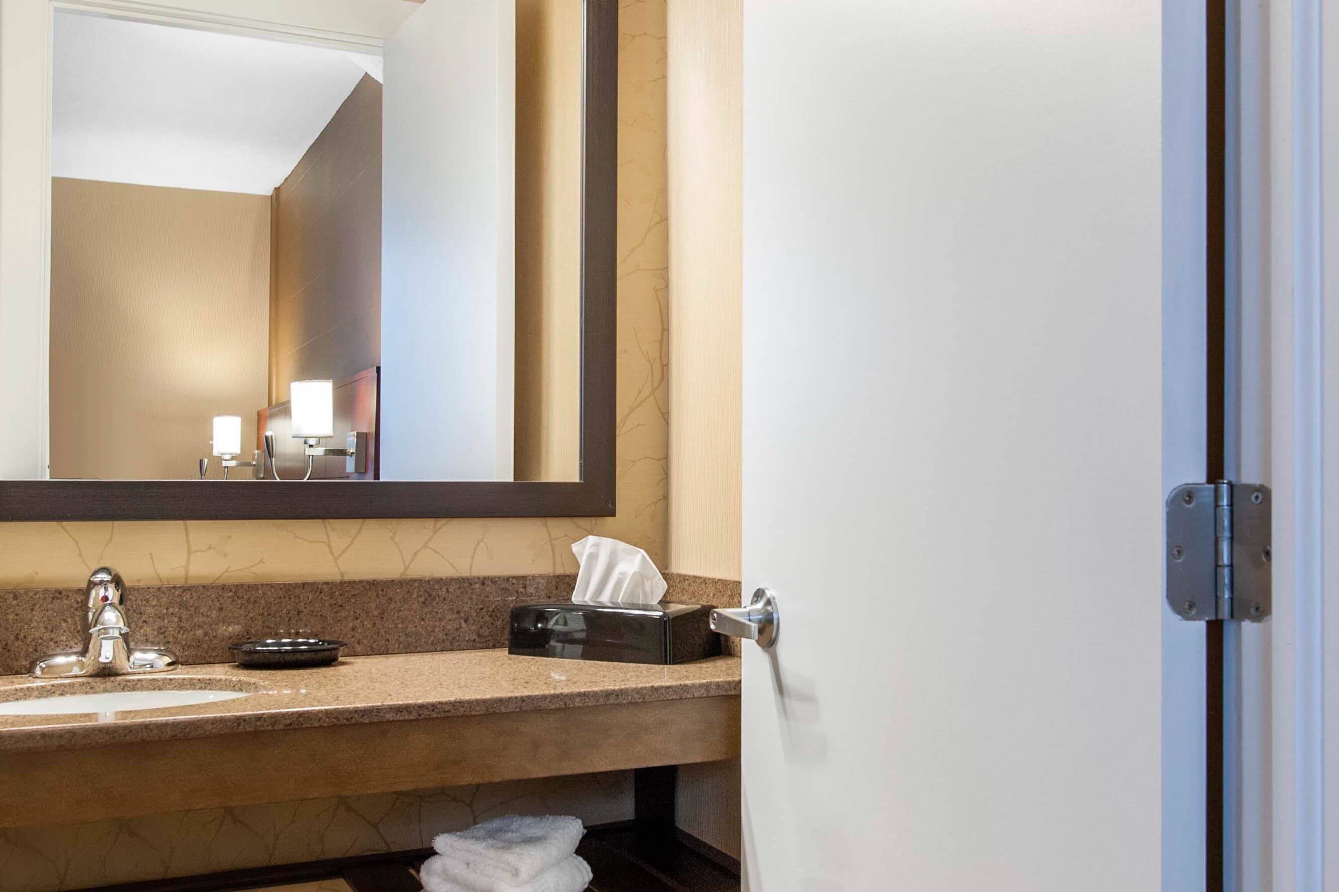 Quality Hotel & Suites - Image 4