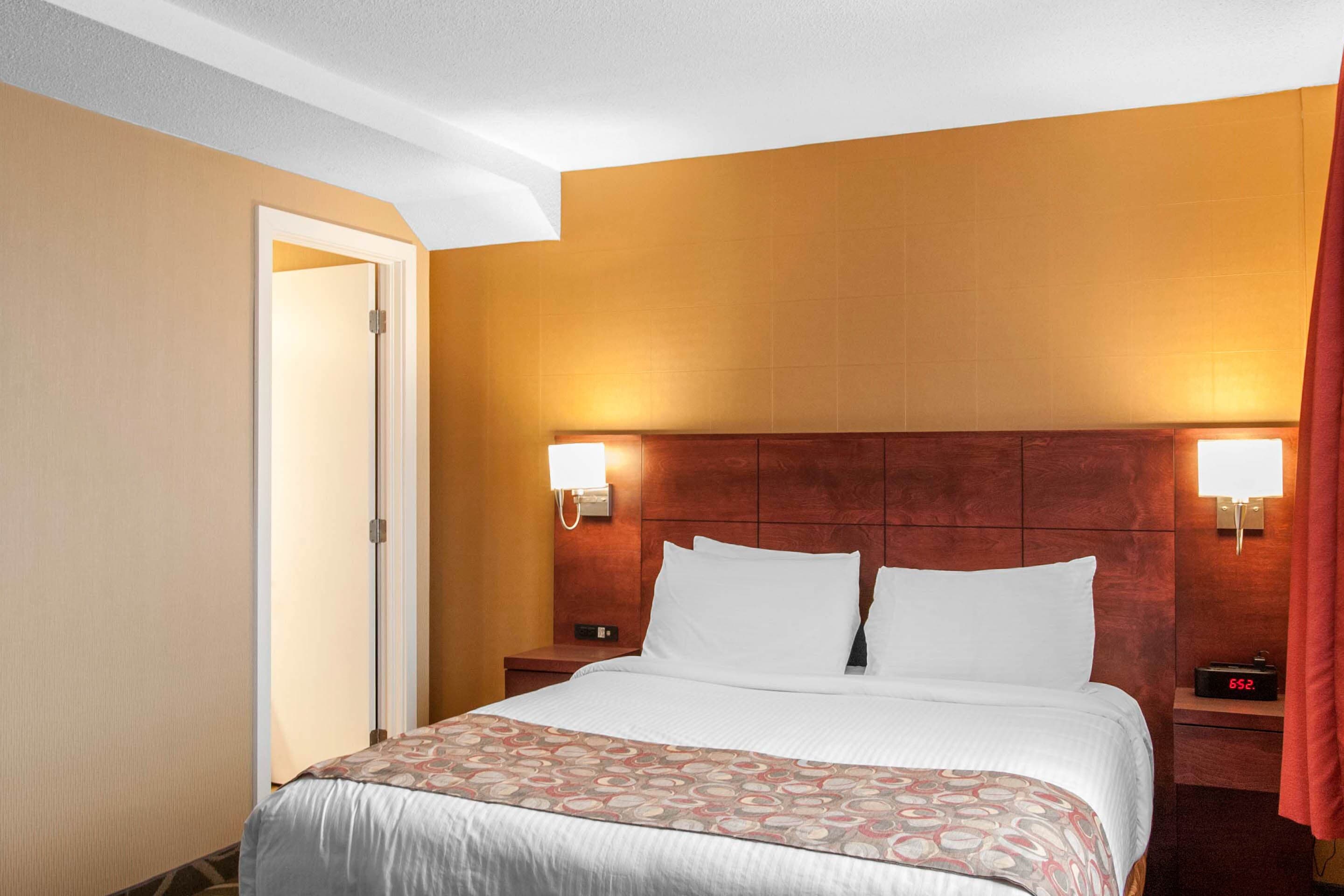 Quality Hotel & Suites - Image 3