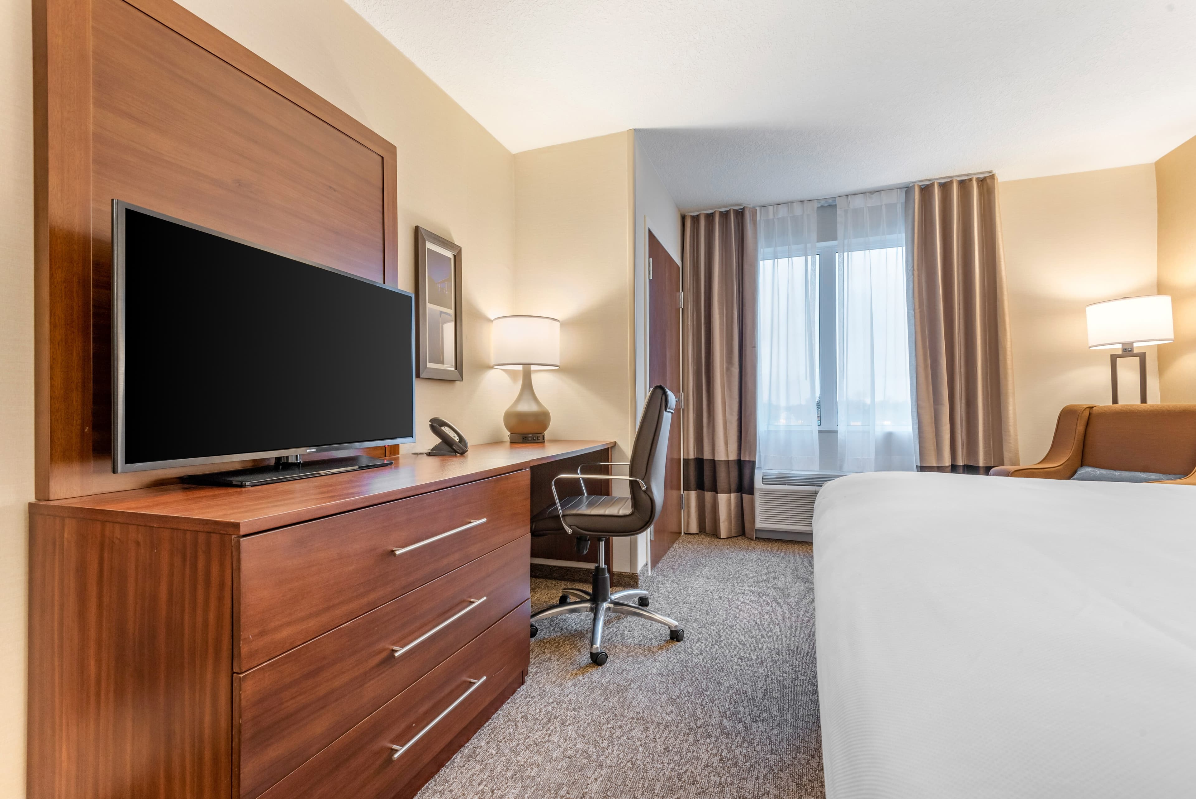 Comfort Inn & Suites - Image 3