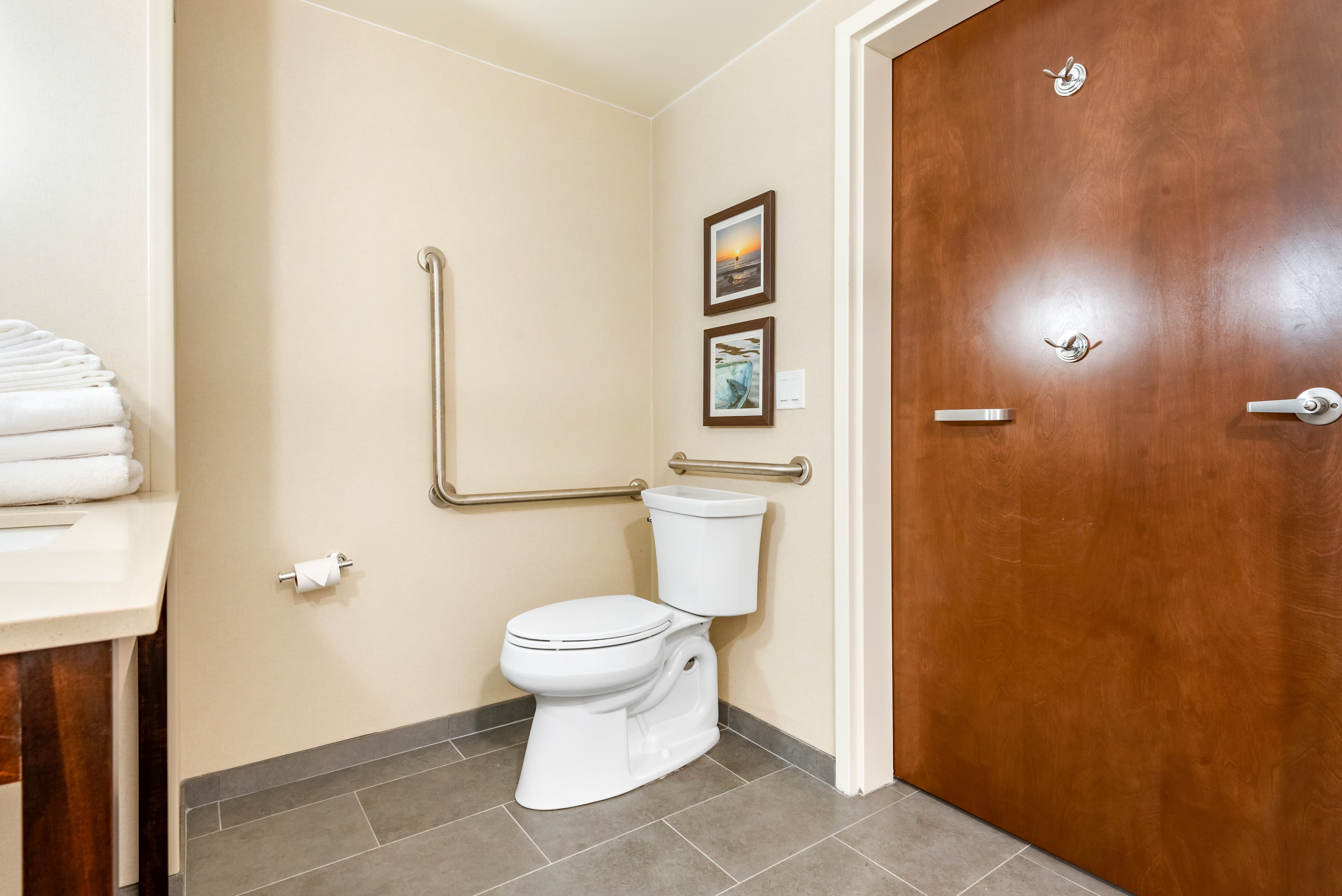 Comfort Inn & Suites - Image 5