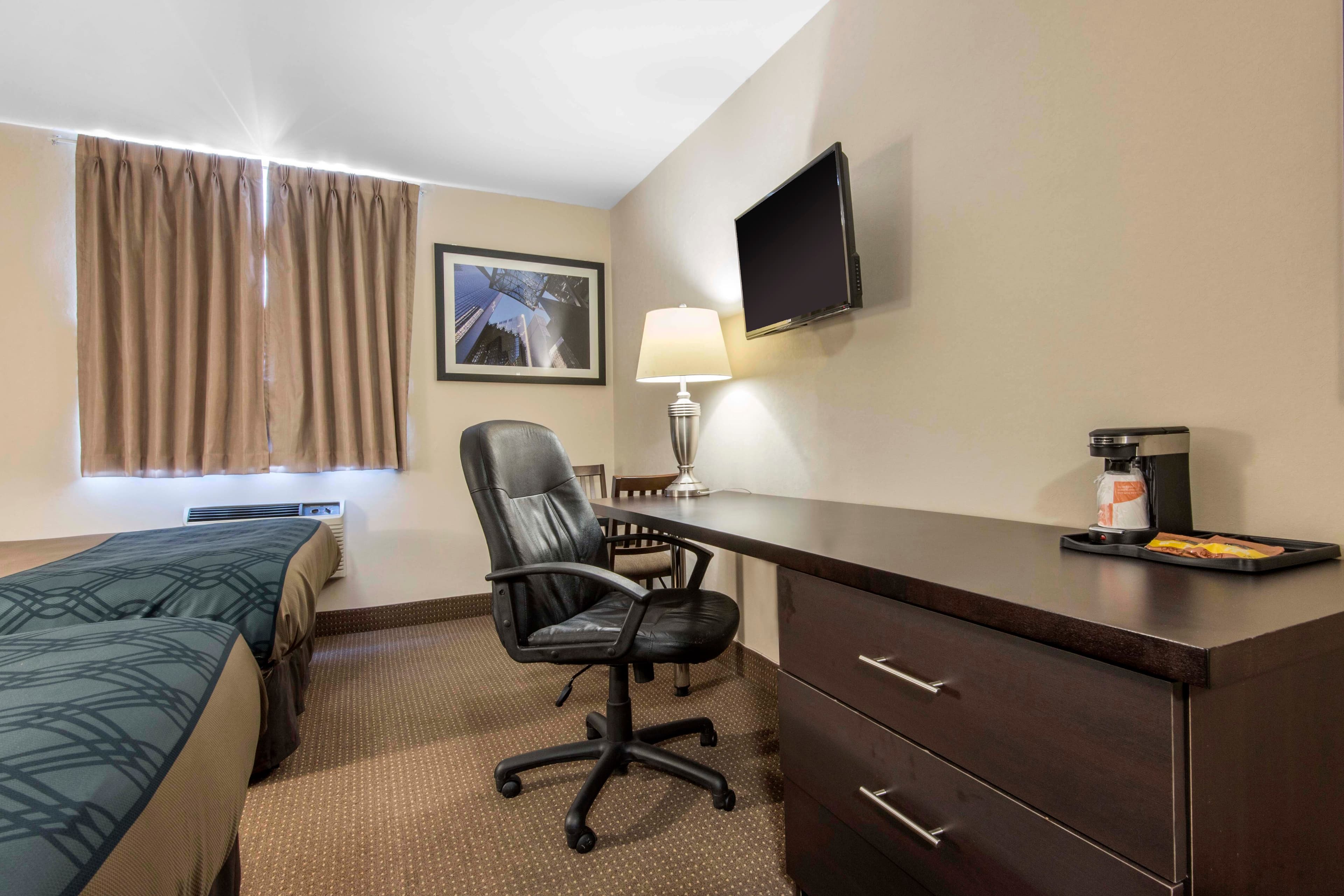Econo Lodge - Image 3