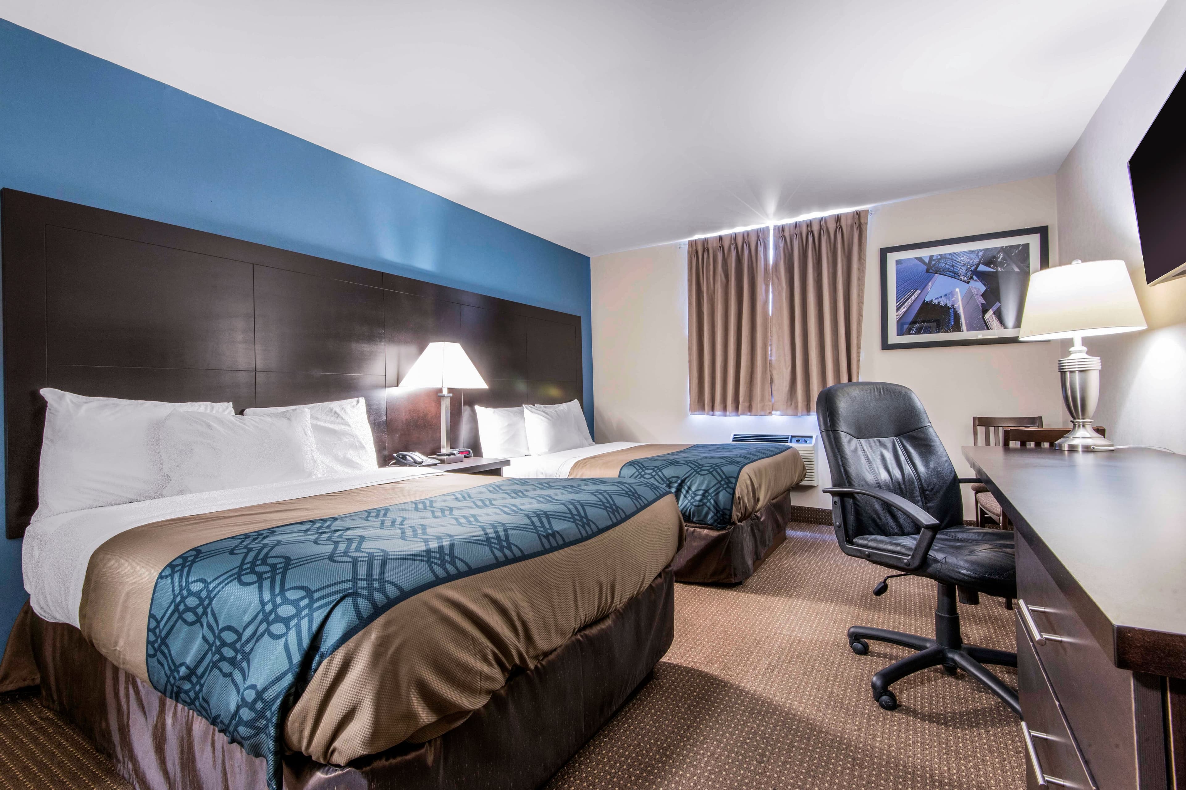 Econo Lodge - Image 4