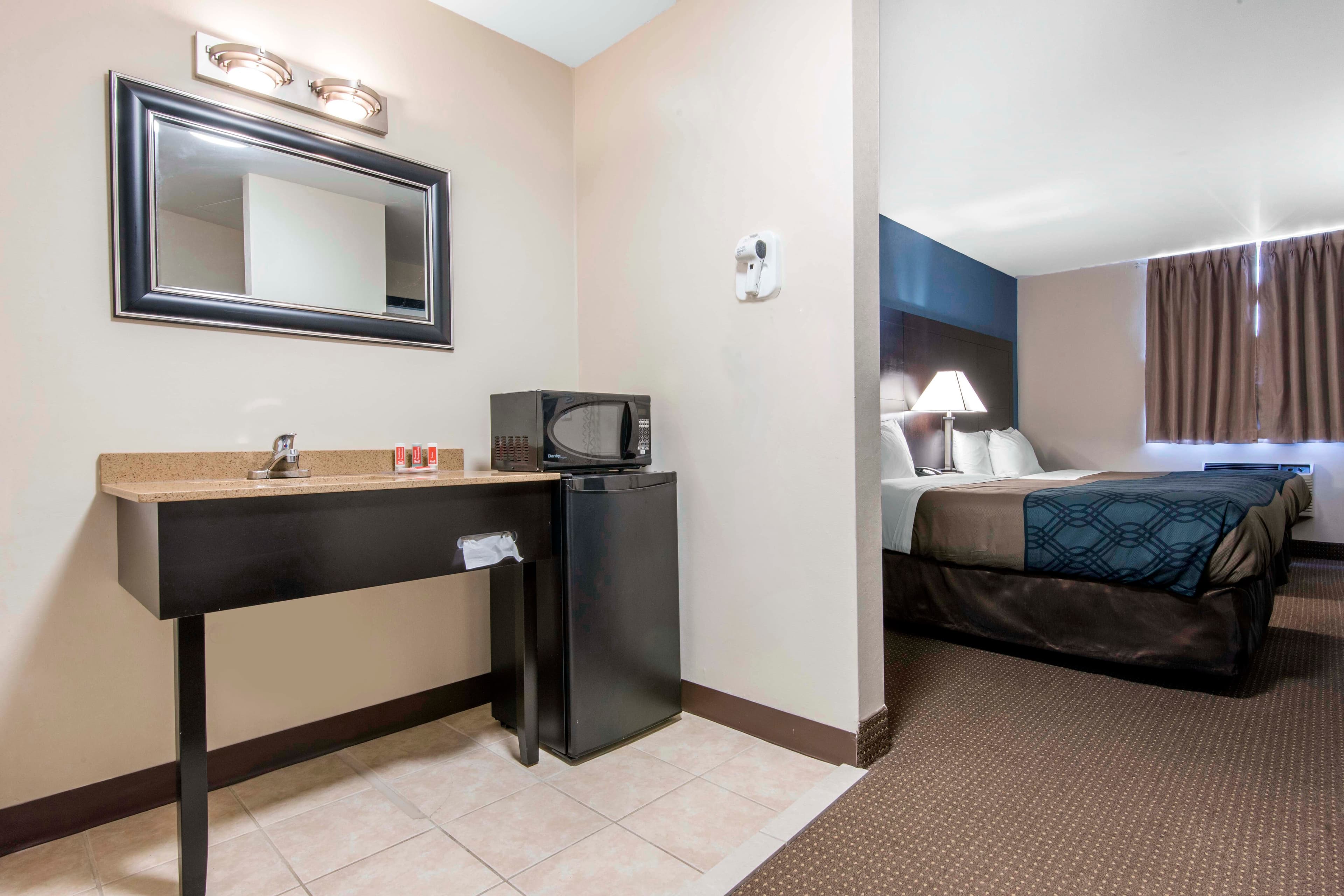 Econo Lodge - Image 5