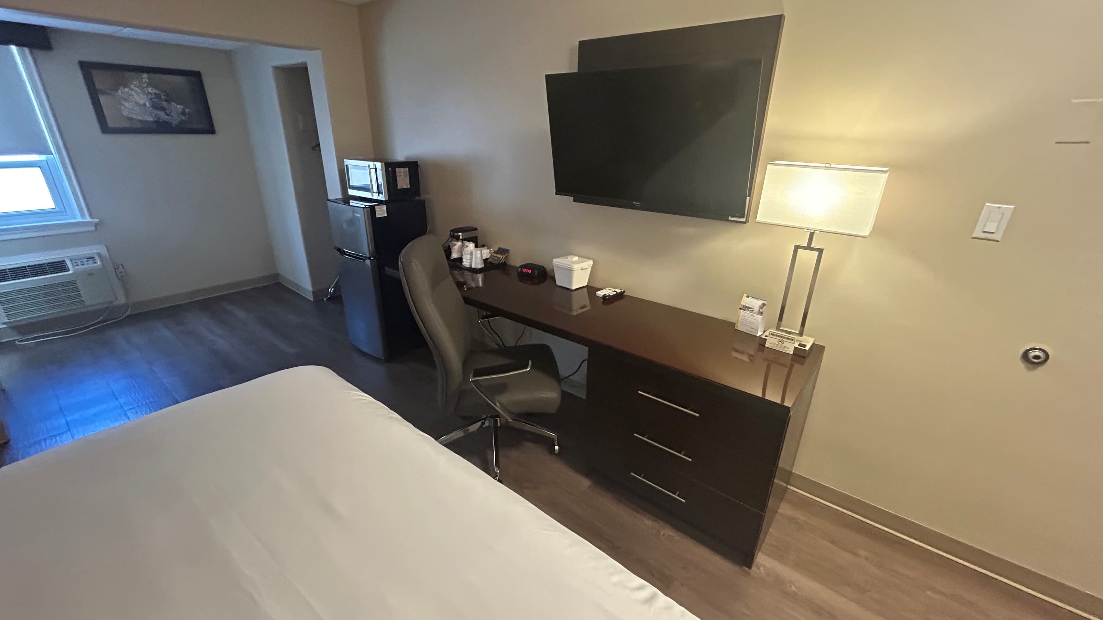 Econo Lodge — 8